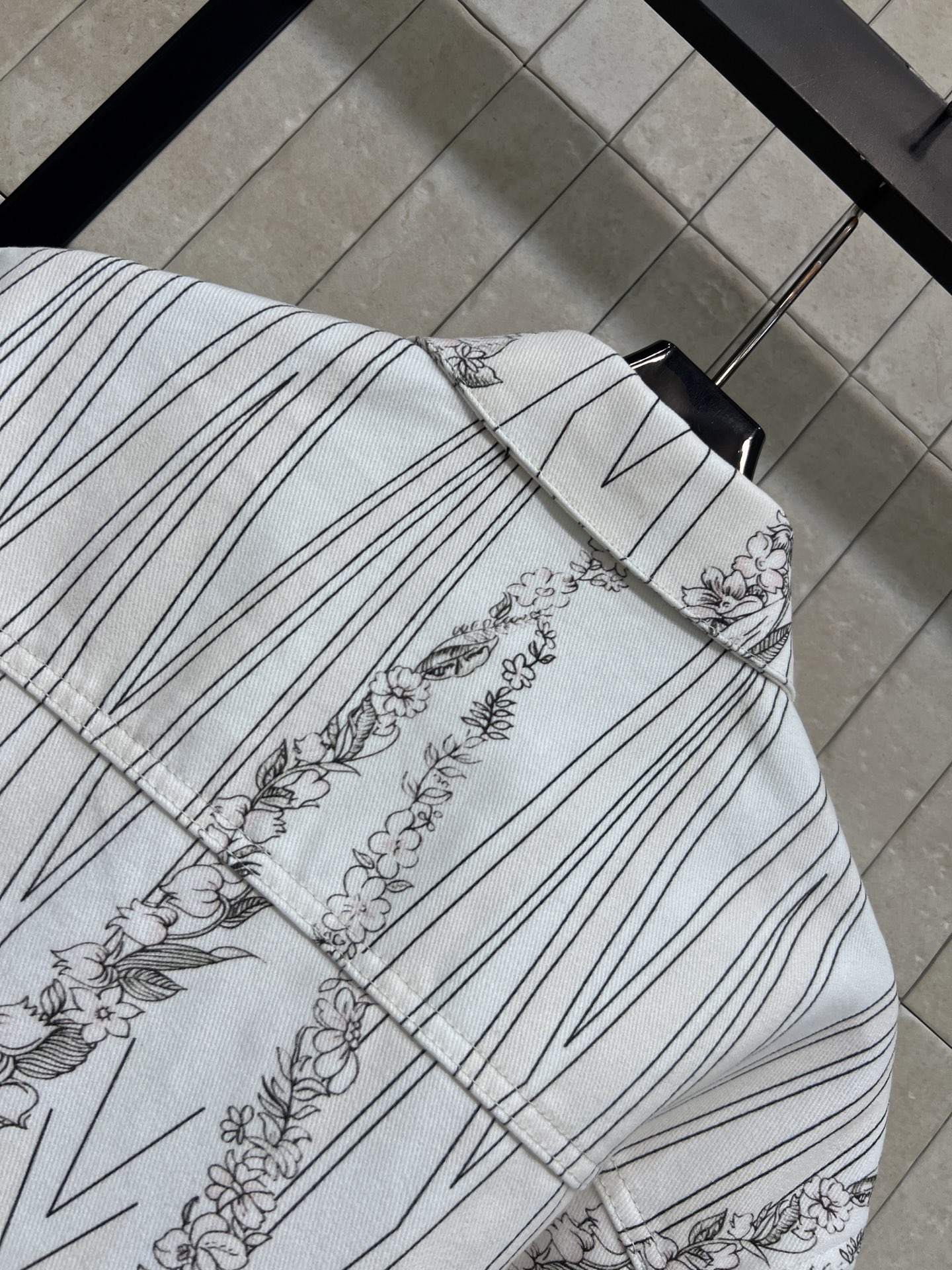 L家 26春夏新款 线条碎花外套 白色线条碎花翻领 棉质挺括面料 白色主调搭配黑色线条和碎花 几何与自然