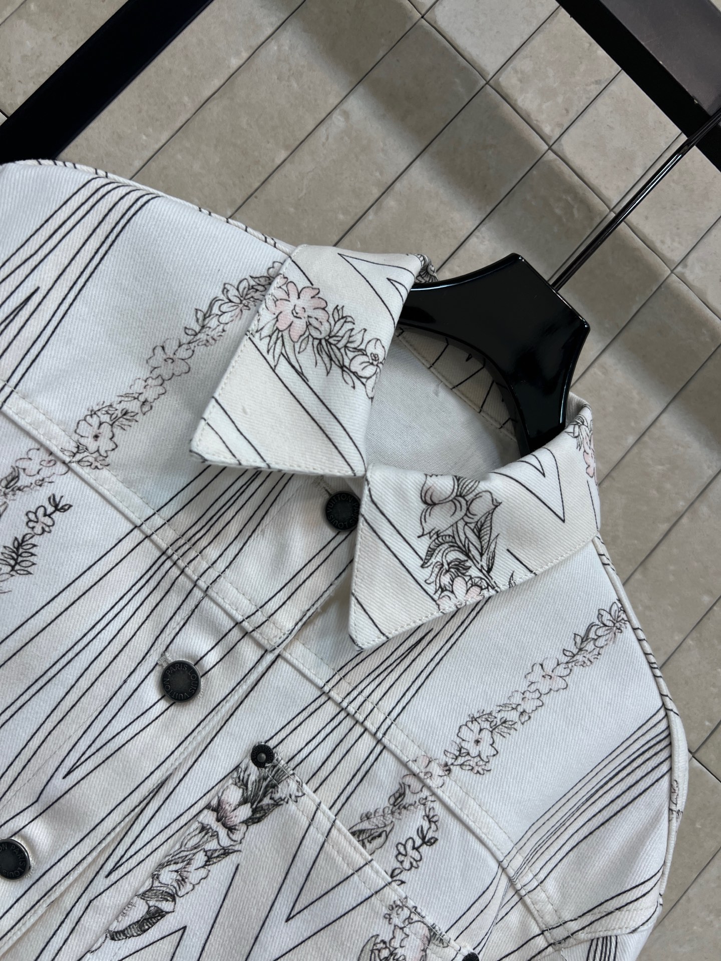 L家 26春夏新款 线条碎花外套 白色线条碎花翻领 棉质挺括面料 白色主调搭配黑色线条和碎花 几何与自然