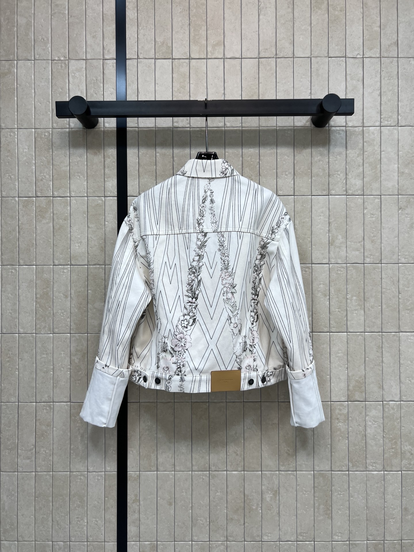 L家 26春夏新款 线条碎花外套 白色线条碎花翻领 棉质挺括面料 白色主调搭配黑色线条和碎花 几何与自然