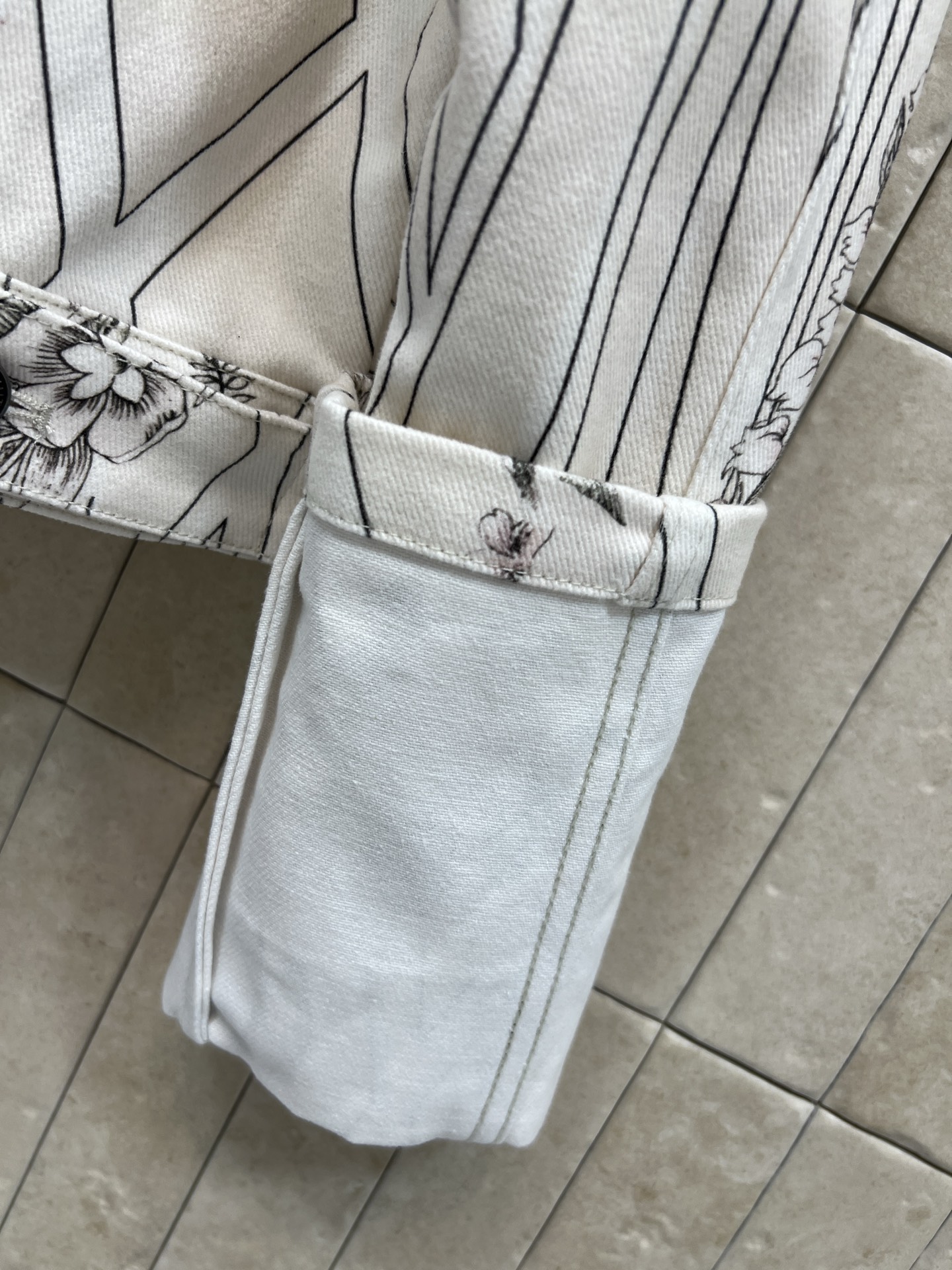 L家 26春夏新款 线条碎花外套 白色线条碎花翻领 棉质挺括面料 白色主调搭配黑色线条和碎花 几何与自然