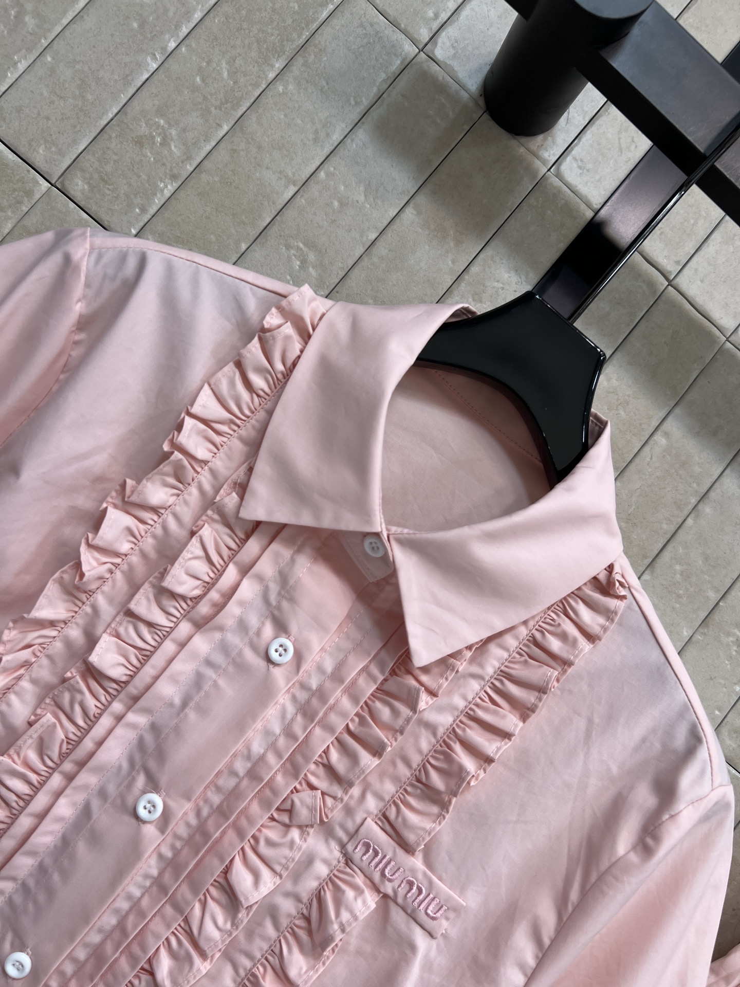 MIU家 26春夏新款 木耳边衬衫套装 翻领短袖上衣+高腰A字短裙 棉感面料 春夏清爽透气 简约排扣设计