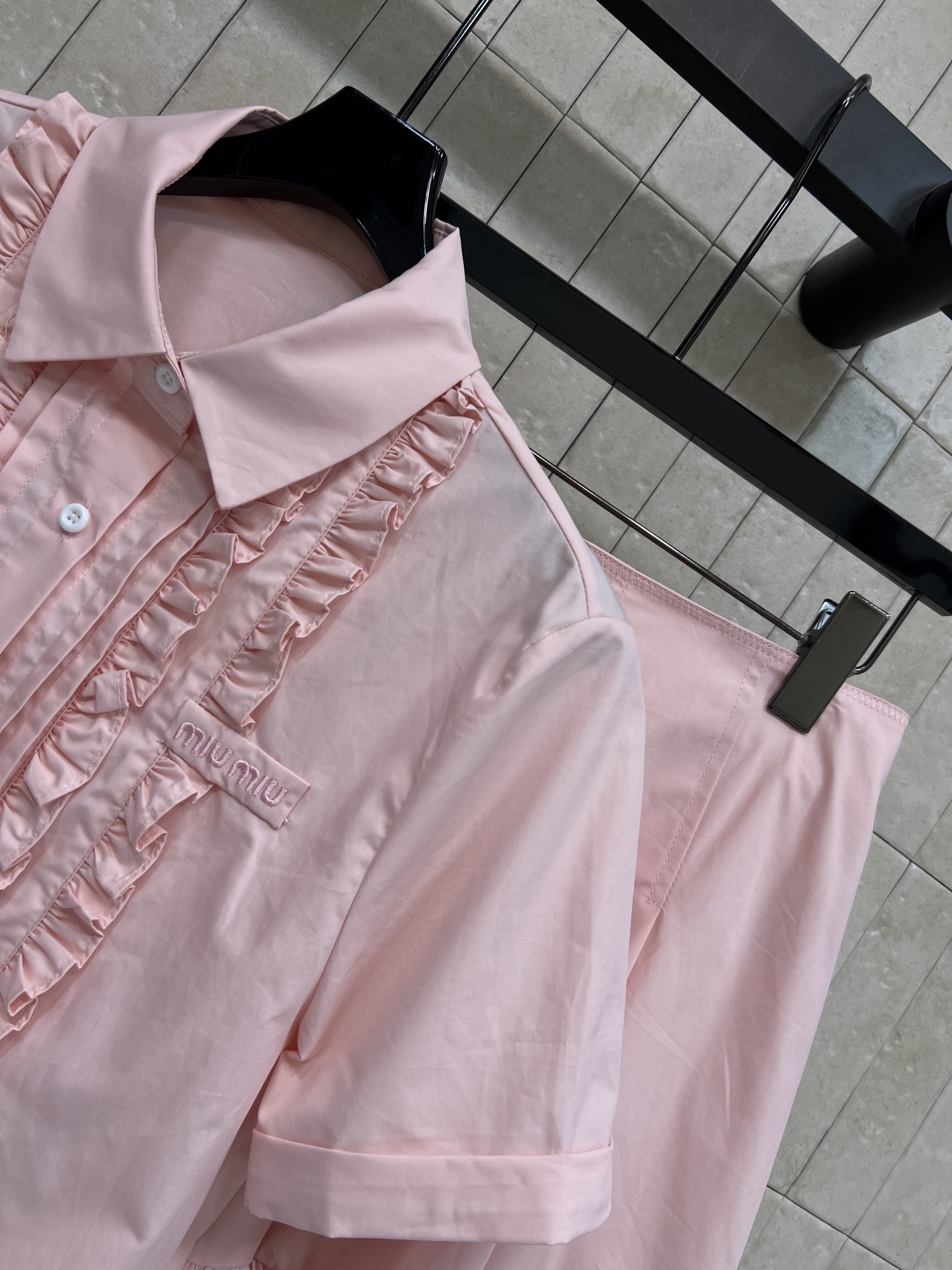 MIU家 26春夏新款 木耳边衬衫套装 翻领短袖上衣+高腰A字短裙 棉感面料 春夏清爽透气 简约排扣设计