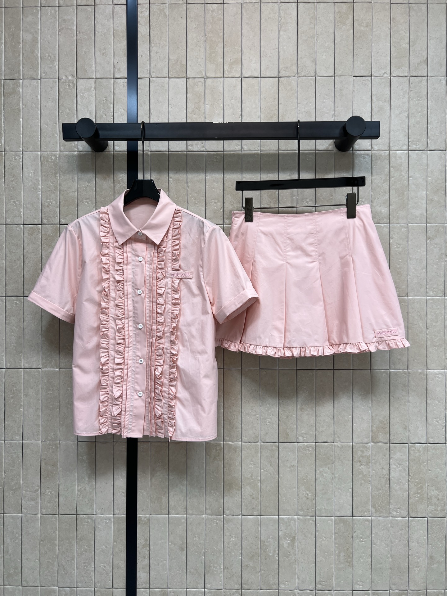 MIU家 26春夏新款 木耳边衬衫套装 翻领短袖上衣+高腰A字短裙 棉感面料 春夏清爽透气 简约排扣设计