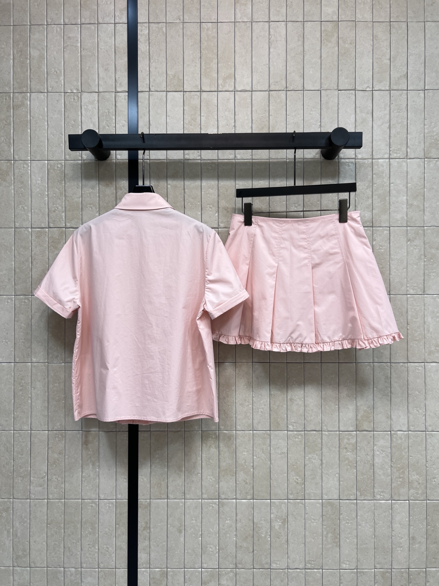 MIU家 26春夏新款 木耳边衬衫套装 翻领短袖上衣+高腰A字短裙 棉感面料 春夏清爽透气 简约排扣设计