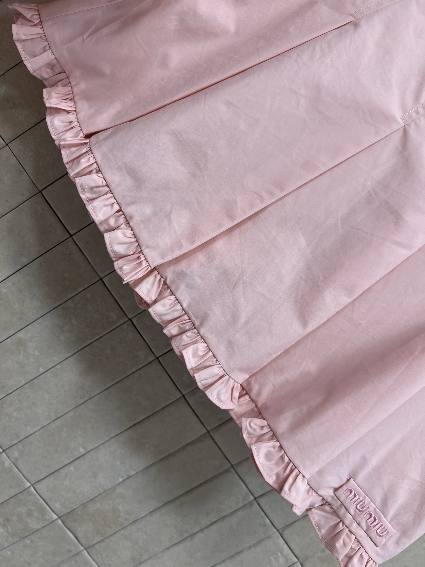 MIU家 26春夏新款 木耳边衬衫套装 翻领短袖上衣+高腰A字短裙 棉感面料 春夏清爽透气 简约排扣设计