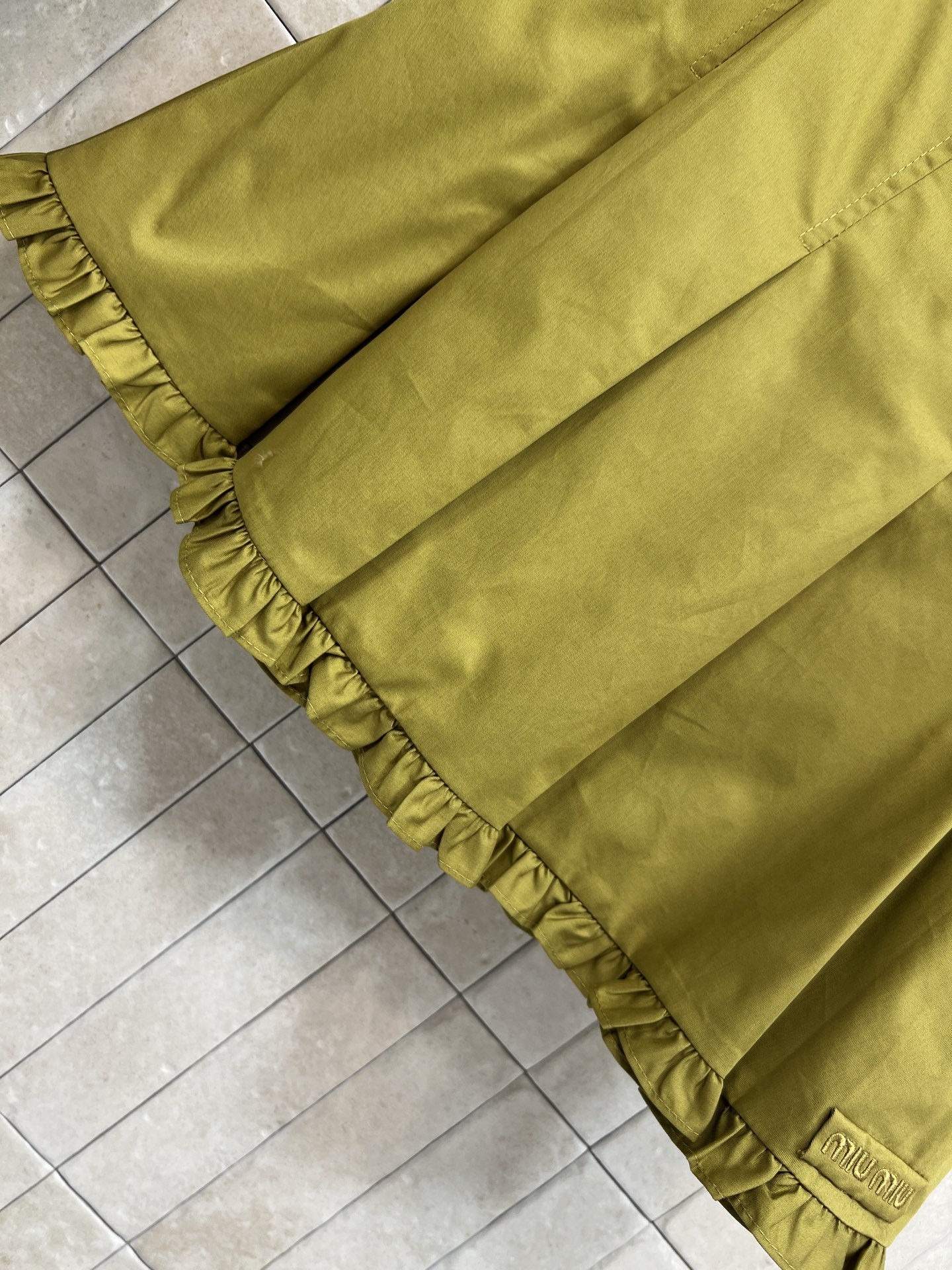 MIU家 26春夏新款 木耳边衬衫套装 翻领短袖上衣+高腰A字短裙 棉感面料 春夏清爽透气 简约排扣设计