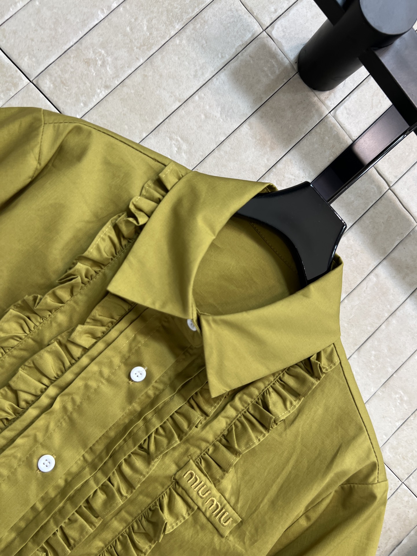 MIU家 26春夏新款 木耳边衬衫套装 翻领短袖上衣+高腰A字短裙 棉感面料 春夏清爽透气 简约排扣设计