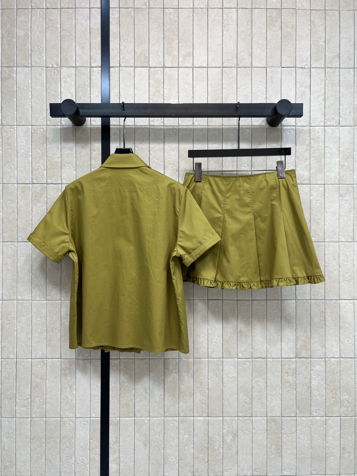 MIU家 26春夏新款 木耳边衬衫套装 翻领短袖上衣+高腰A字短裙 棉感面料 春夏清爽透气 简约排扣设计