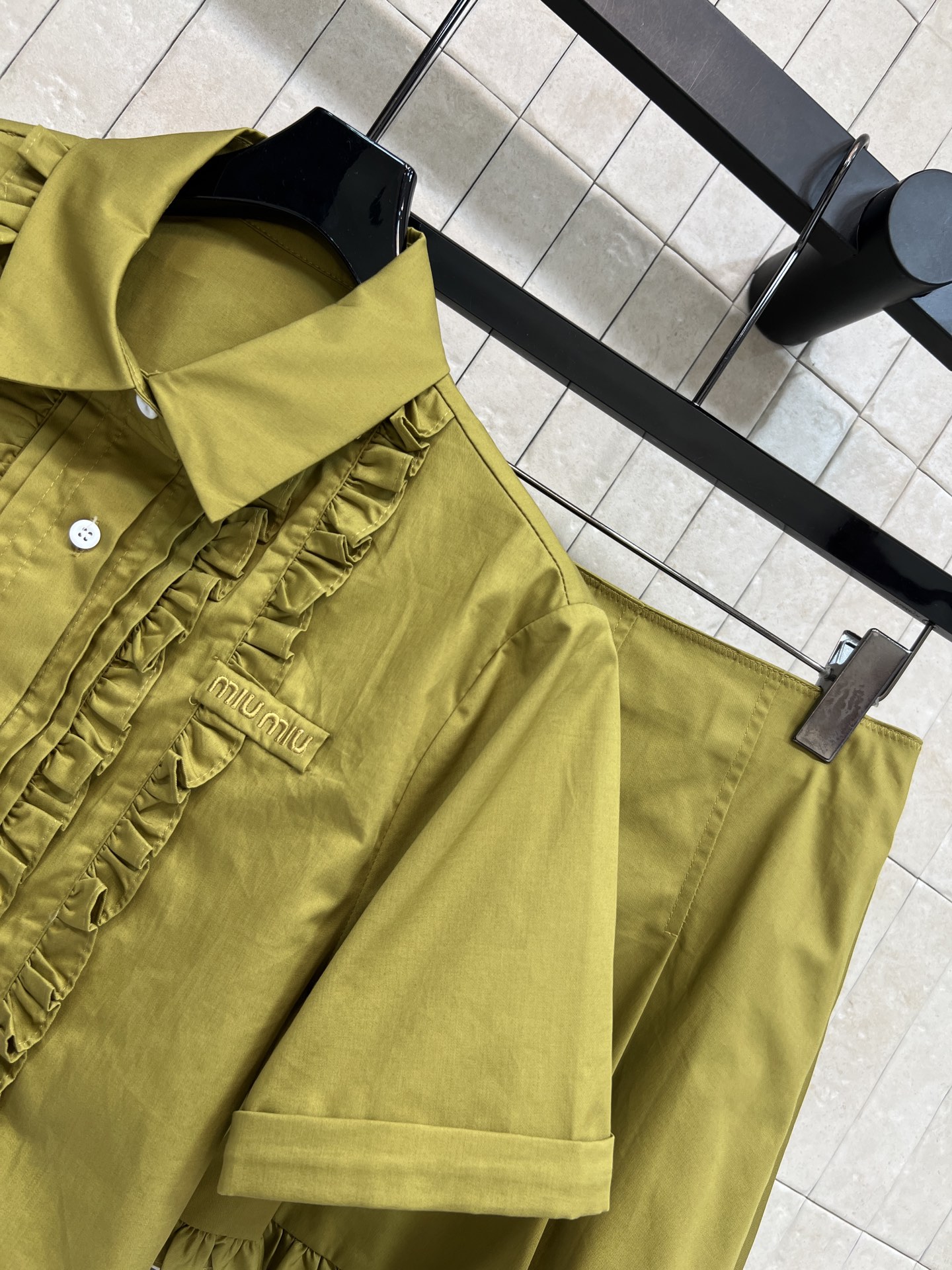 MIU家 26春夏新款 木耳边衬衫套装 翻领短袖上衣+高腰A字短裙 棉感面料 春夏清爽透气 简约排扣设计