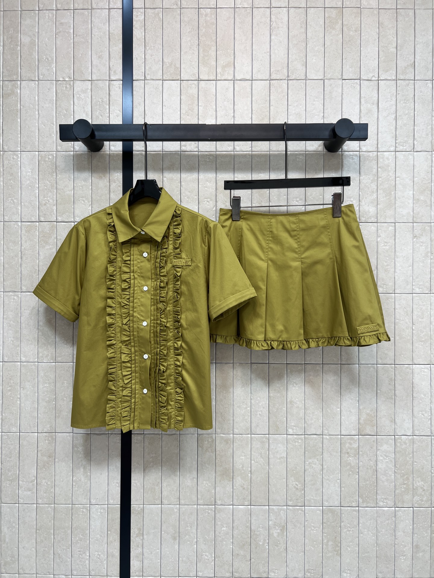 MIU家 26春夏新款 木耳边衬衫套装 翻领短袖上衣+高腰A字短裙 棉感面料 春夏清爽透气 简约排扣设计