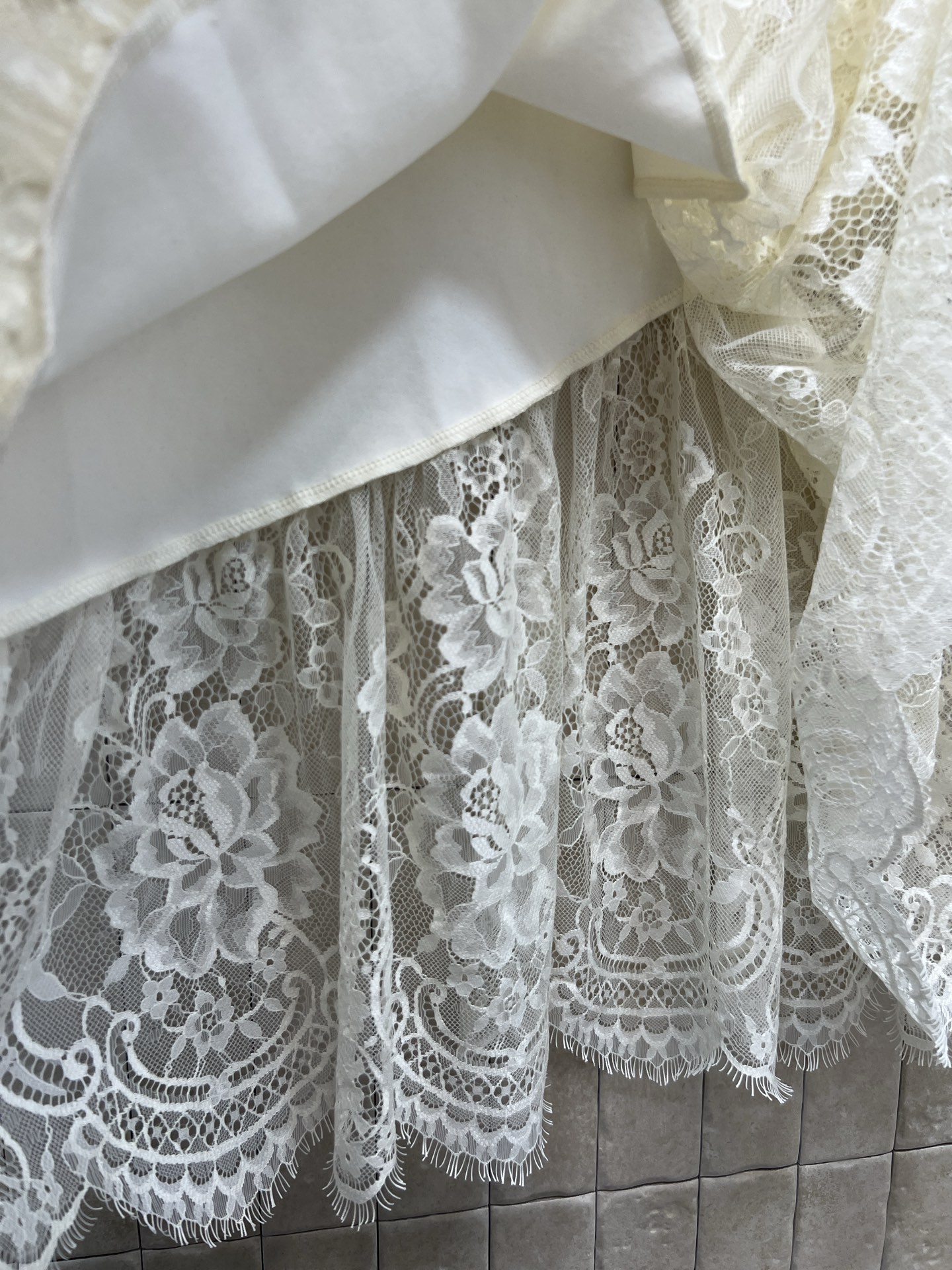 MO家 26春夏新款 蕾丝拼接连衣裙 简约圆领+短袖设计 袖口和胸前有精致蕾丝装饰 裙摆拼接蕾丝花边 层