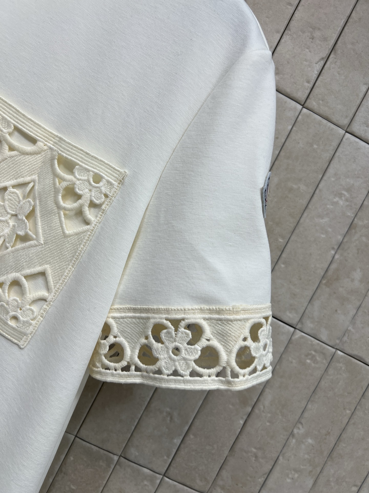 MO家 26春夏新款 蕾丝拼接连衣裙 简约圆领+短袖设计 袖口和胸前有精致蕾丝装饰 裙摆拼接蕾丝花边 层