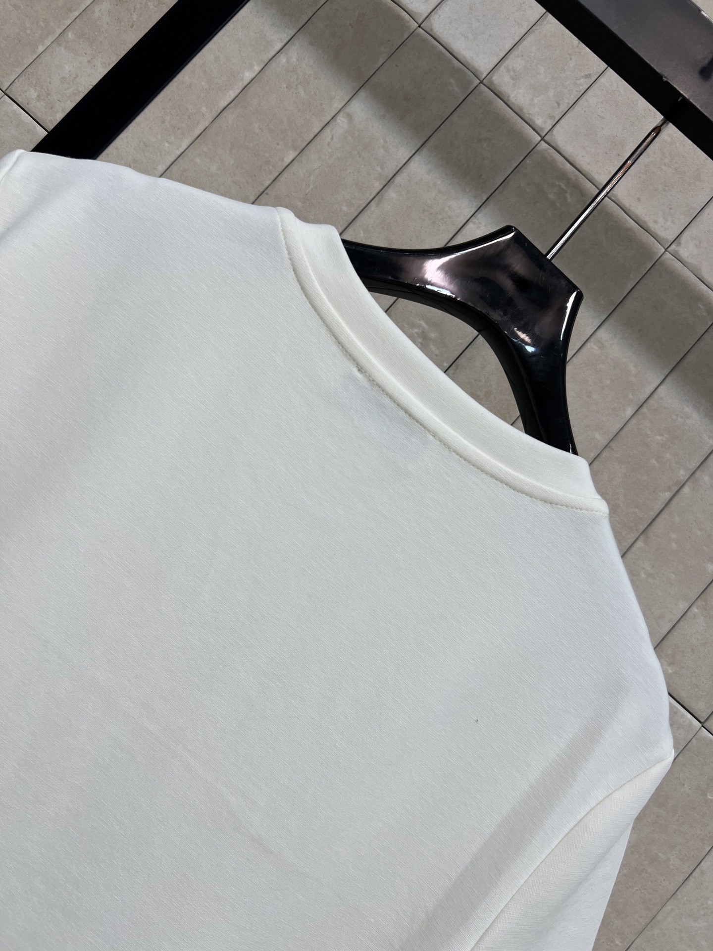 MO家 26春夏新款 蕾丝拼接连衣裙 简约圆领+短袖设计 袖口和胸前有精致蕾丝装饰 裙摆拼接蕾丝花边 层