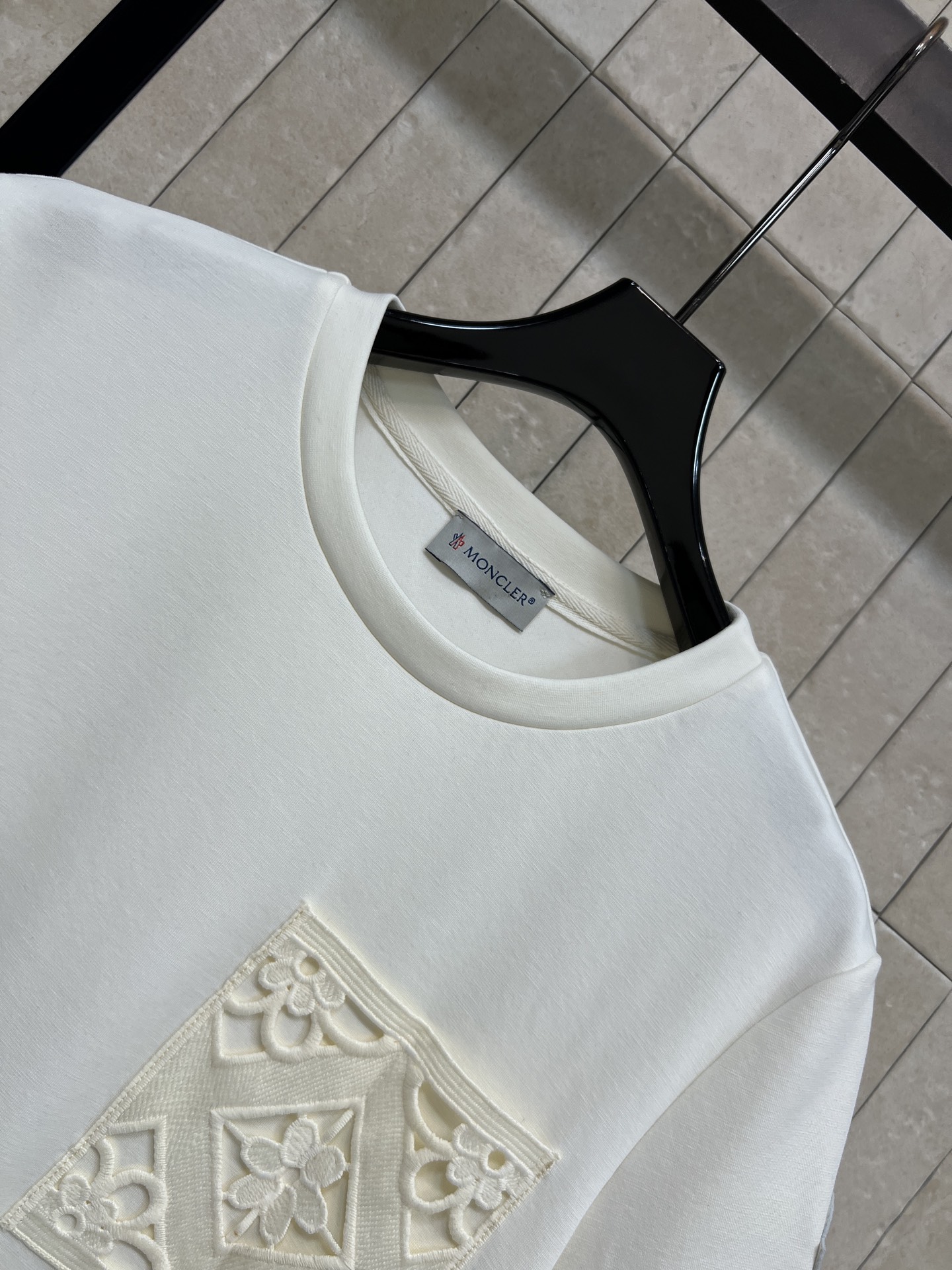 MO家 26春夏新款 蕾丝拼接连衣裙 简约圆领+短袖设计 袖口和胸前有精致蕾丝装饰 裙摆拼接蕾丝花边 层