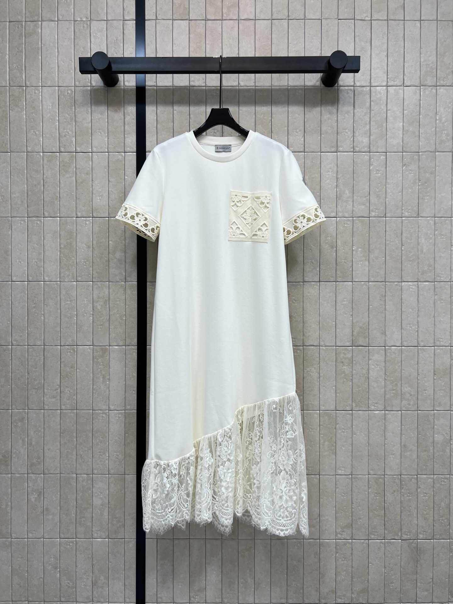 MO家 26春夏新款 蕾丝拼接连衣裙 简约圆领+短袖设计 袖口和胸前有精致蕾丝装饰 裙摆拼接蕾丝花边 层