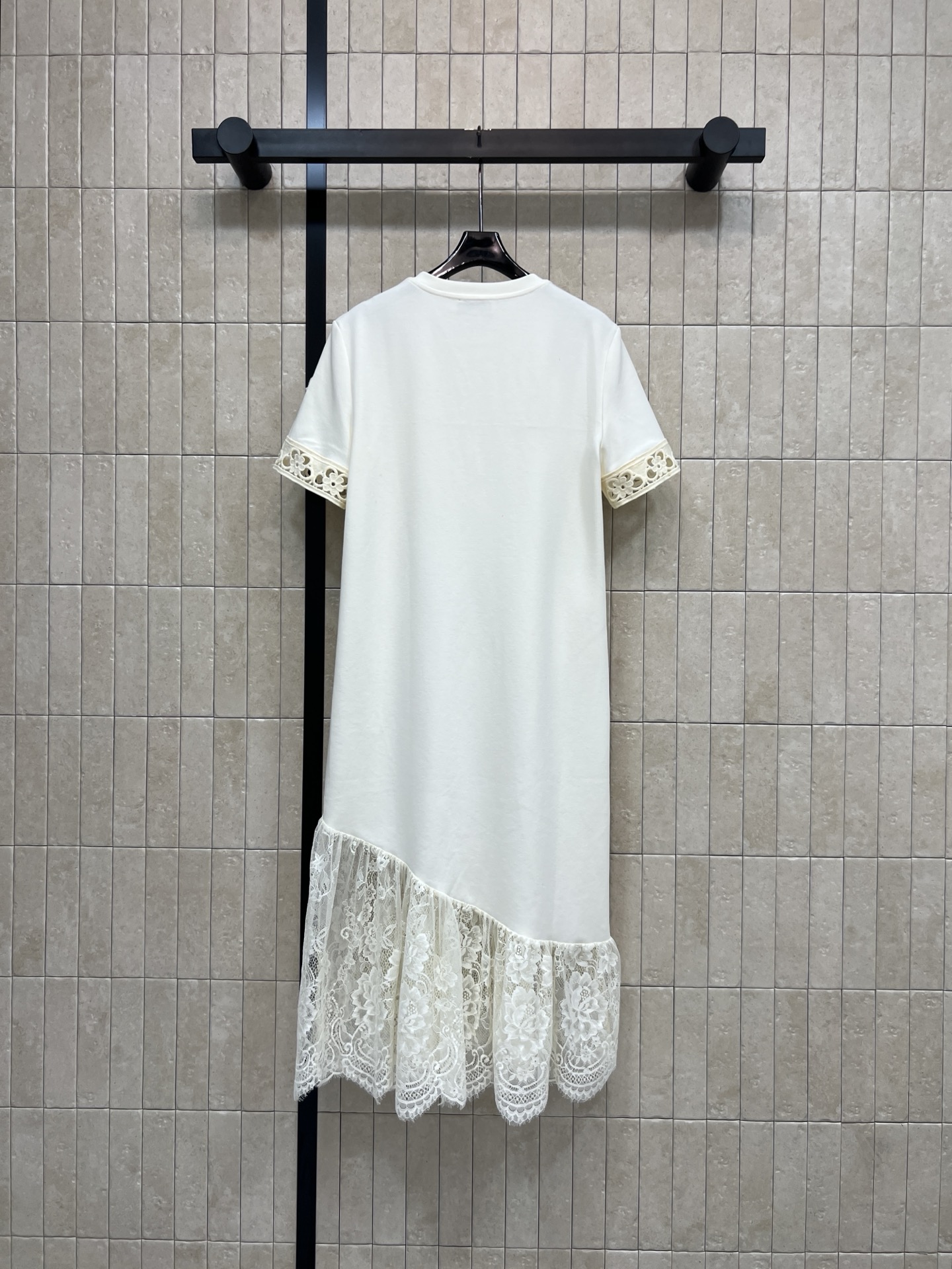 MO家 26春夏新款 蕾丝拼接连衣裙 简约圆领+短袖设计 袖口和胸前有精致蕾丝装饰 裙摆拼接蕾丝花边 层