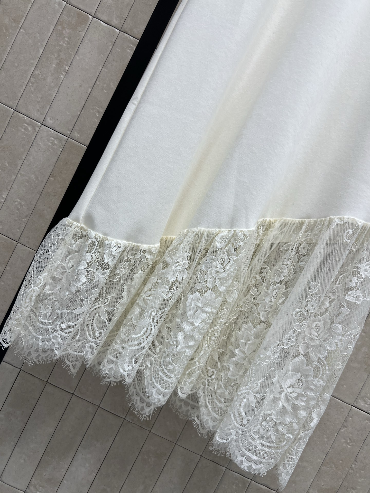 MO家 26春夏新款 蕾丝拼接连衣裙 简约圆领+短袖设计 袖口和胸前有精致蕾丝装饰 裙摆拼接蕾丝花边 层