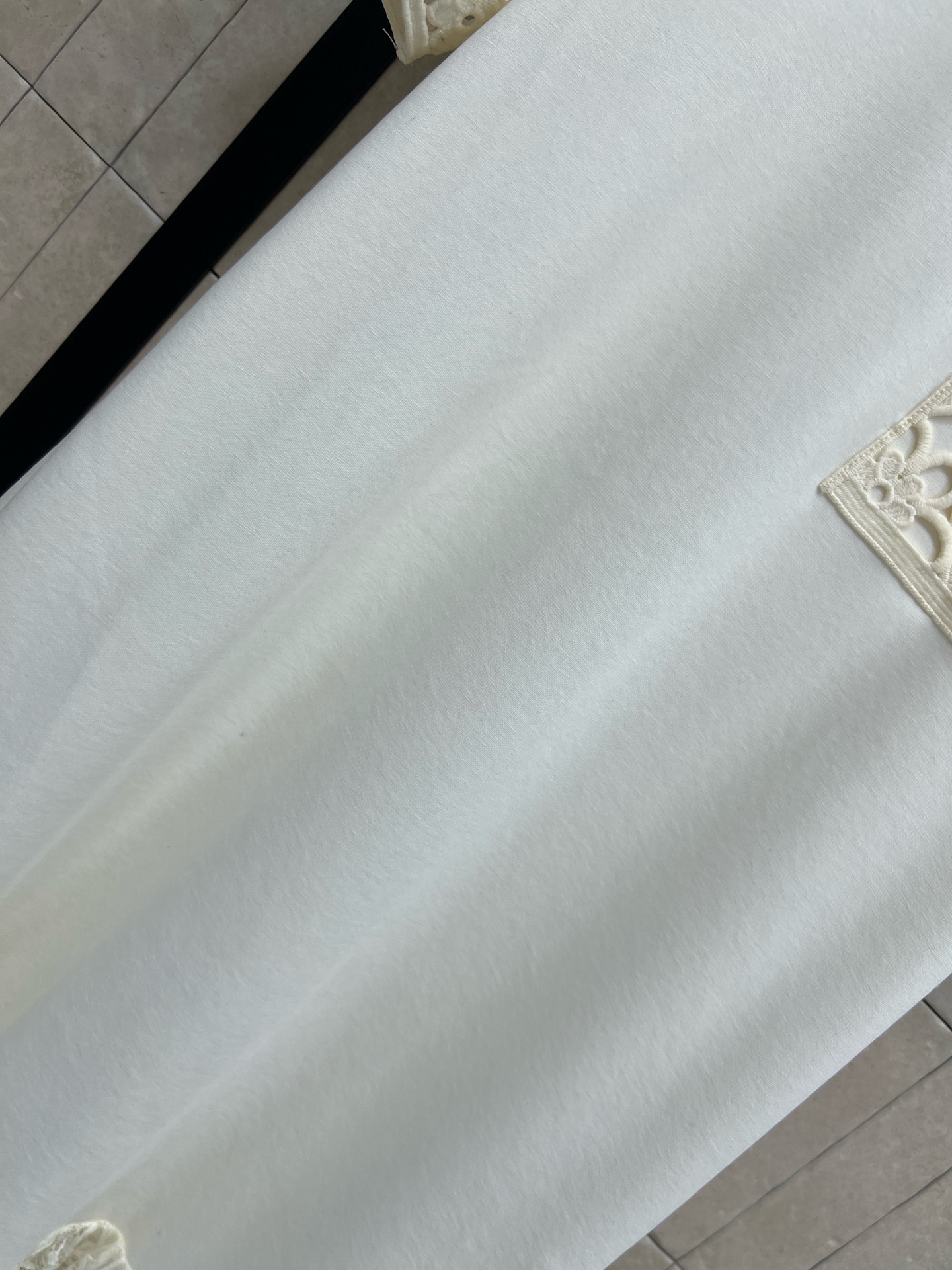 MO家 26春夏新款 蕾丝拼接连衣裙 简约圆领+短袖设计 袖口和胸前有精致蕾丝装饰 裙摆拼接蕾丝花边 层