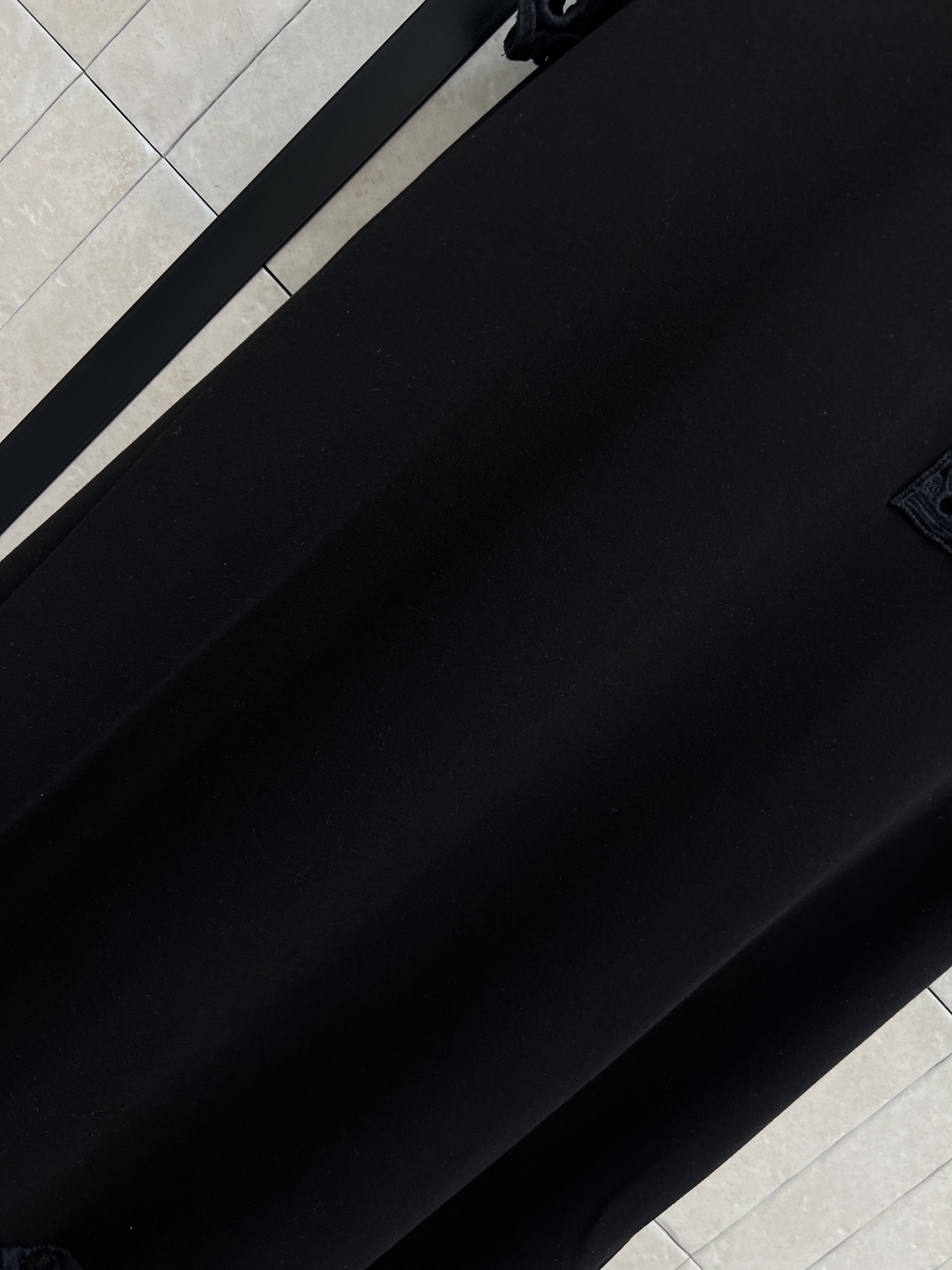 MO家 26春夏新款 蕾丝拼接连衣裙 简约圆领+短袖设计 袖口和胸前有精致蕾丝装饰 裙摆拼接蕾丝花边 层