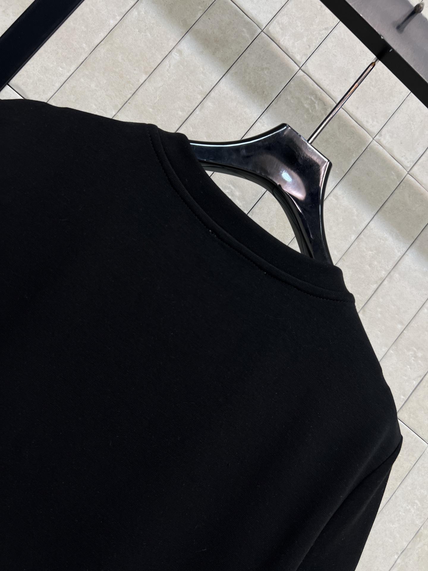 MO家 26春夏新款 蕾丝拼接连衣裙 简约圆领+短袖设计 袖口和胸前有精致蕾丝装饰 裙摆拼接蕾丝花边 层