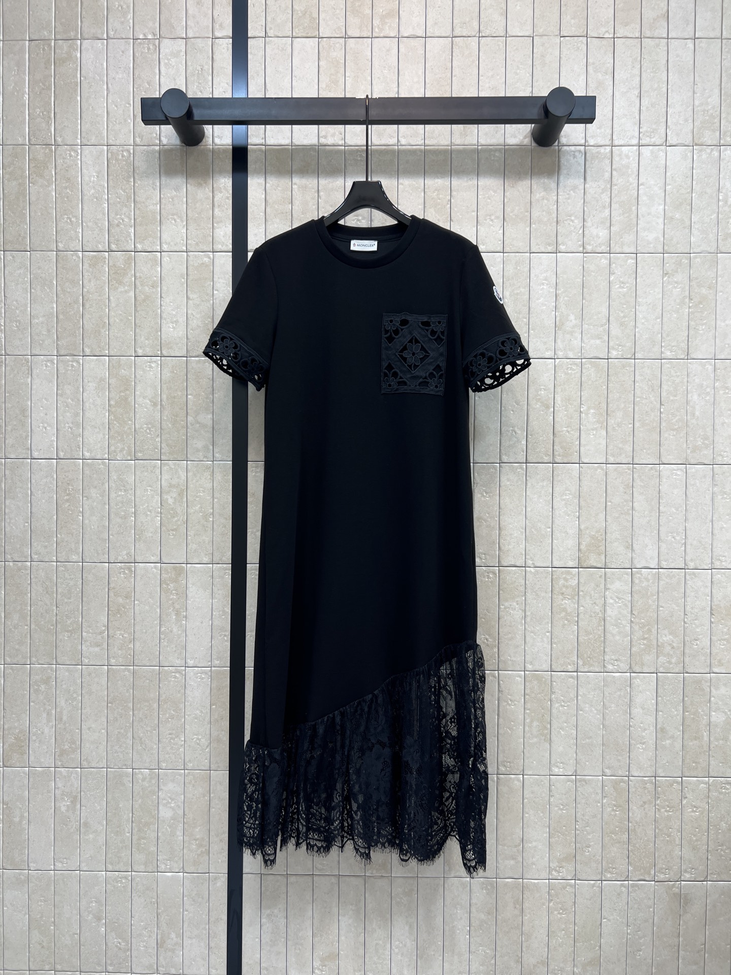 MO家 26春夏新款 蕾丝拼接连衣裙 简约圆领+短袖设计 袖口和胸前有精致蕾丝装饰 裙摆拼接蕾丝花边 层