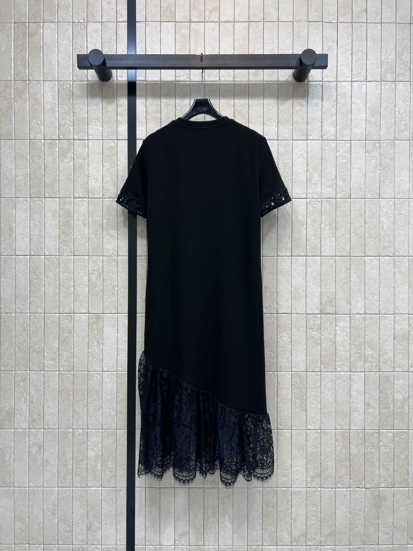 MO家 26春夏新款 蕾丝拼接连衣裙 简约圆领+短袖设计 袖口和胸前有精致蕾丝装饰 裙摆拼接蕾丝花边 层