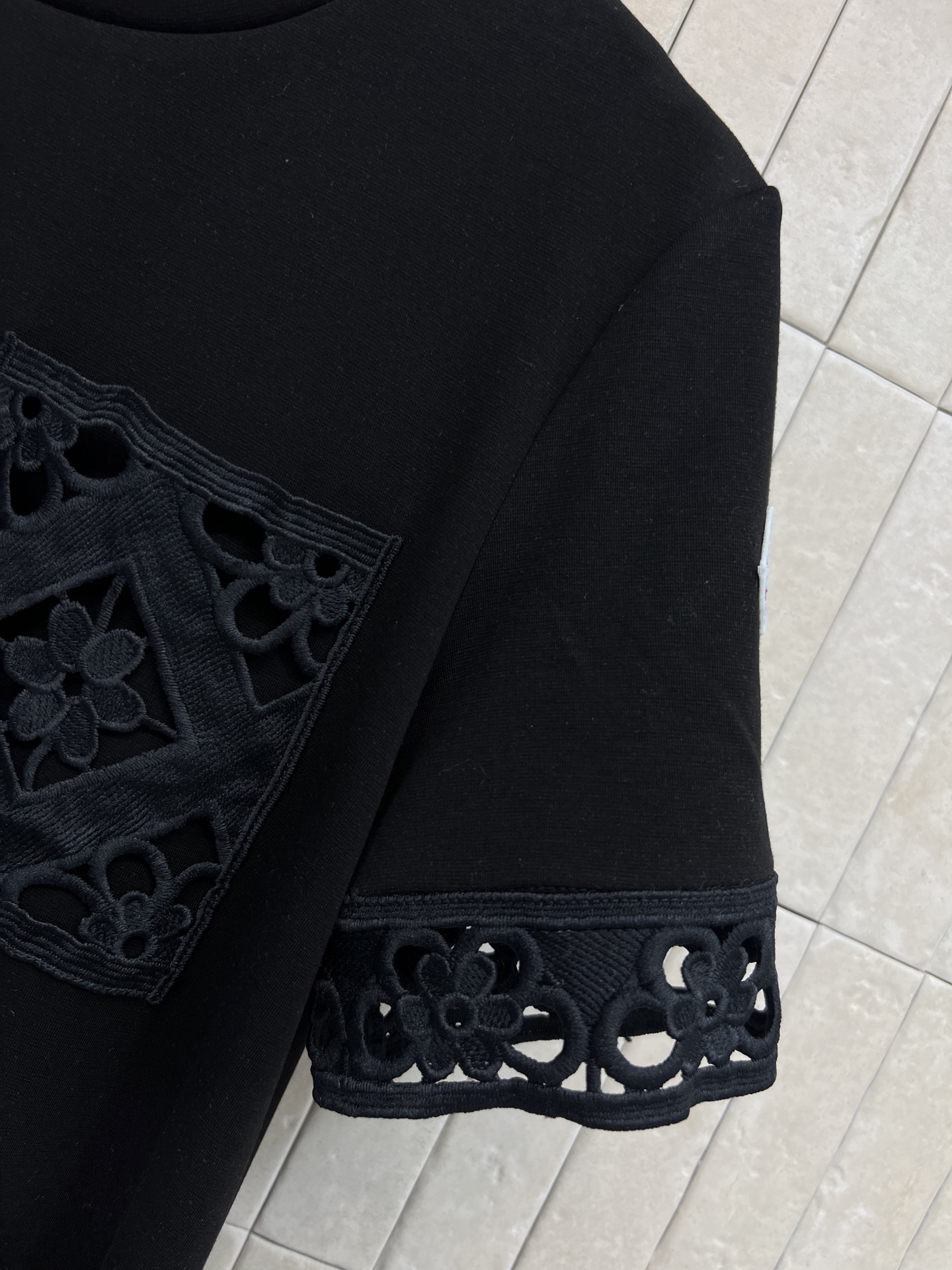 MO家 26春夏新款 蕾丝拼接连衣裙 简约圆领+短袖设计 袖口和胸前有精致蕾丝装饰 裙摆拼接蕾丝花边 层