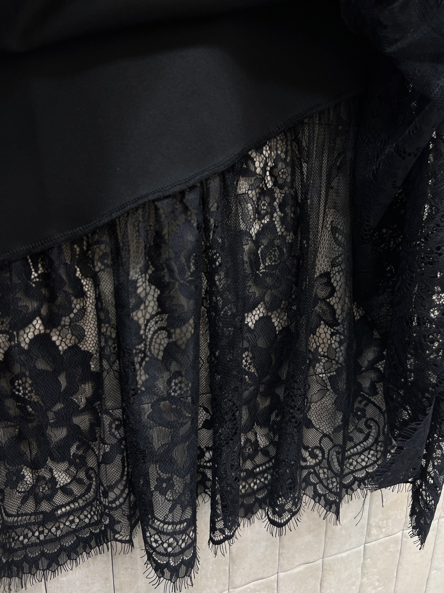 MO家 26春夏新款 蕾丝拼接连衣裙 简约圆领+短袖设计 袖口和胸前有精致蕾丝装饰 裙摆拼接蕾丝花边 层