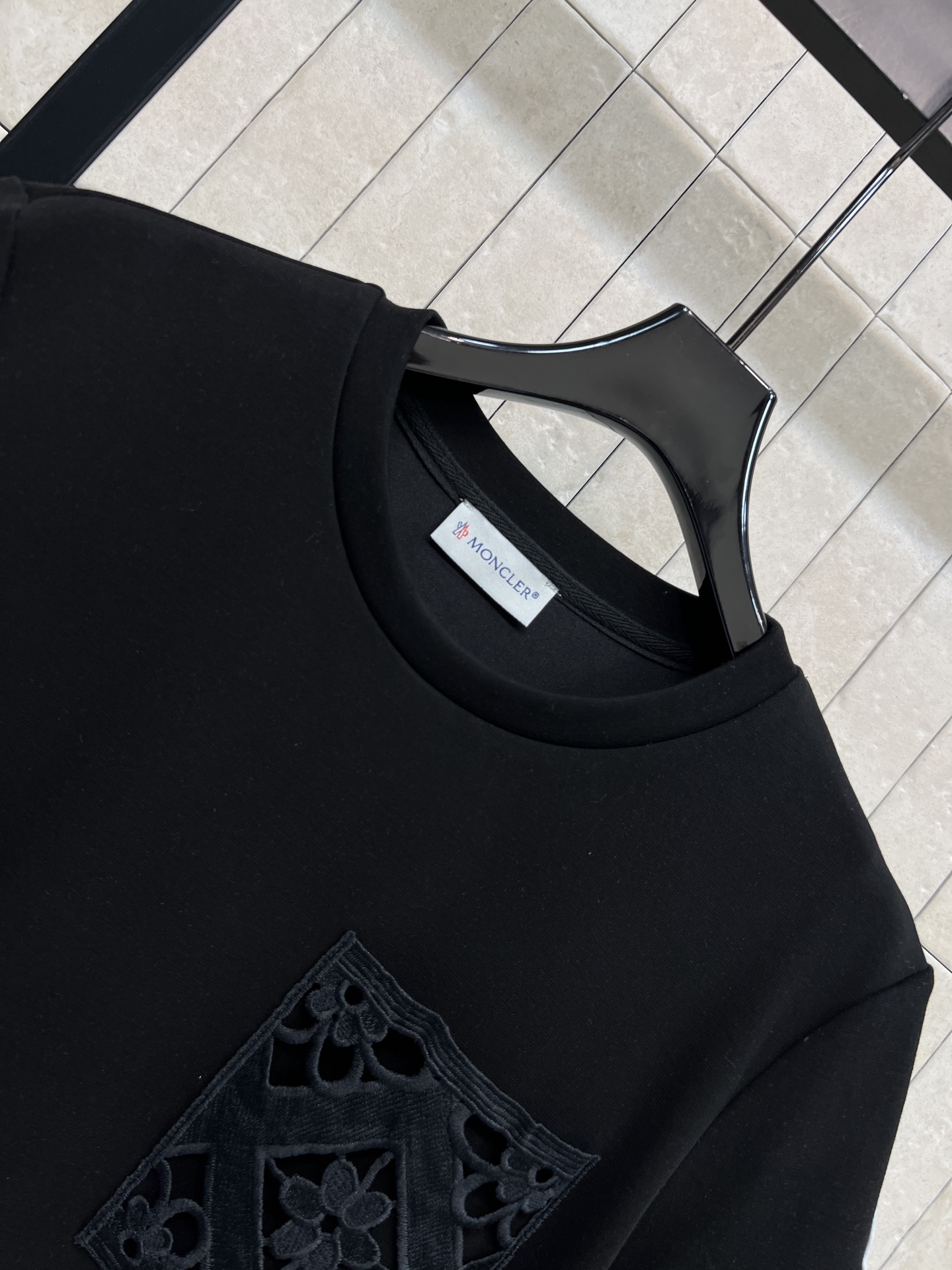 MO家 26春夏新款 蕾丝拼接连衣裙 简约圆领+短袖设计 袖口和胸前有精致蕾丝装饰 裙摆拼接蕾丝花边 层