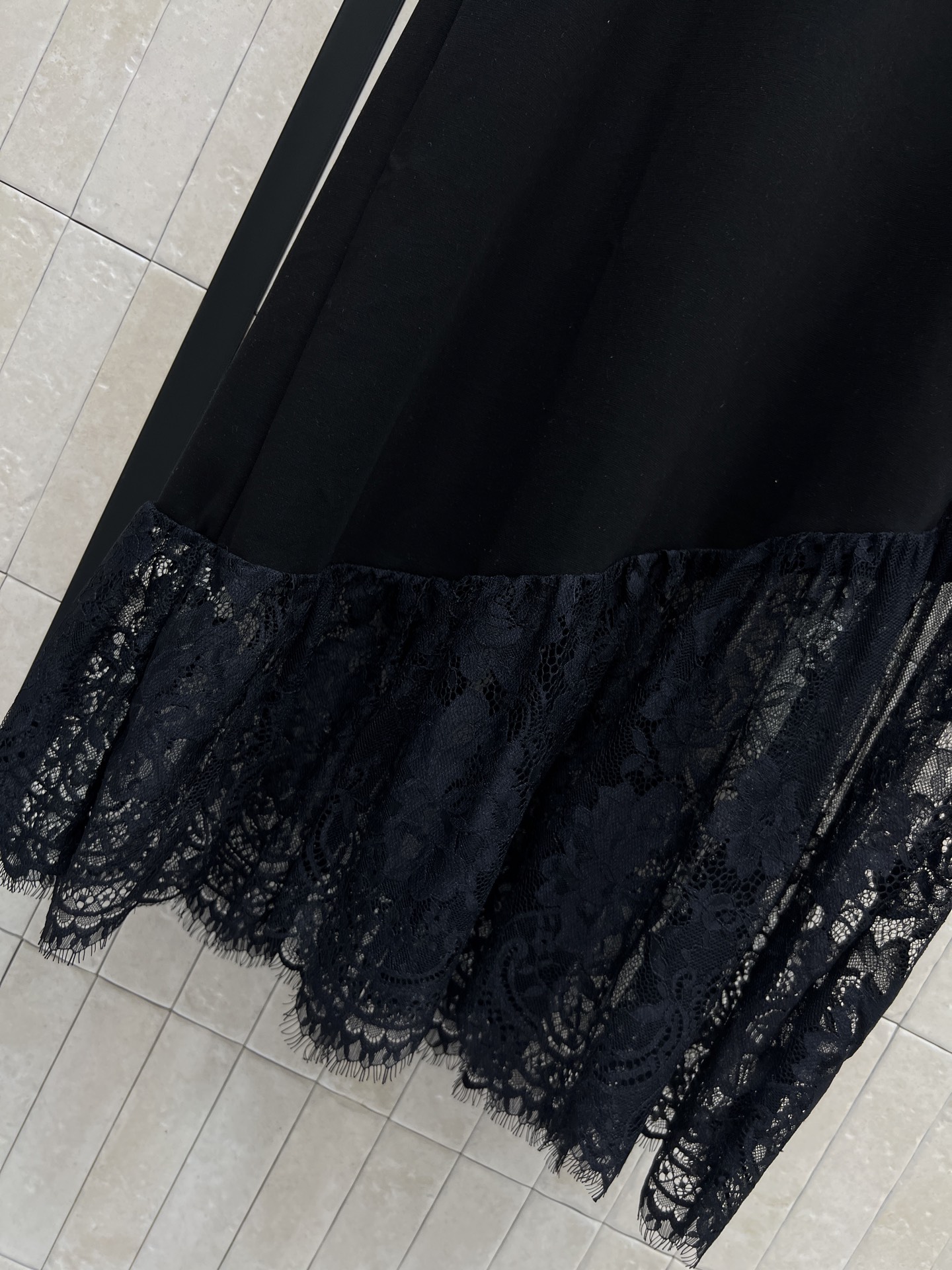 MO家 26春夏新款 蕾丝拼接连衣裙 简约圆领+短袖设计 袖口和胸前有精致蕾丝装饰 裙摆拼接蕾丝花边 层