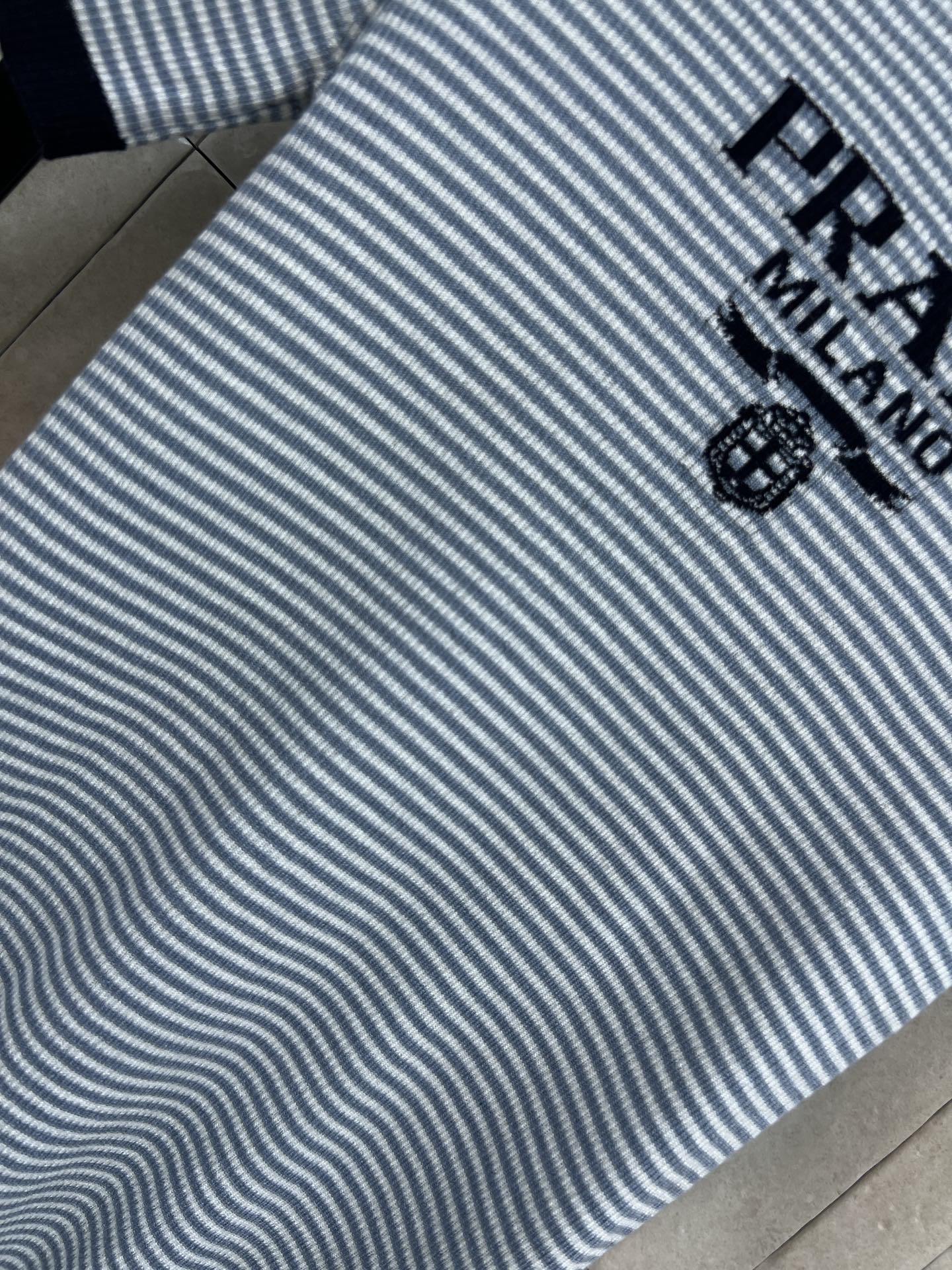 PD家 26春夏新款 条纹针织短袖 胸前品牌徽标 辨识度超高 针织羊毛面料弹性好 贴身舒适 圆领+撞色包