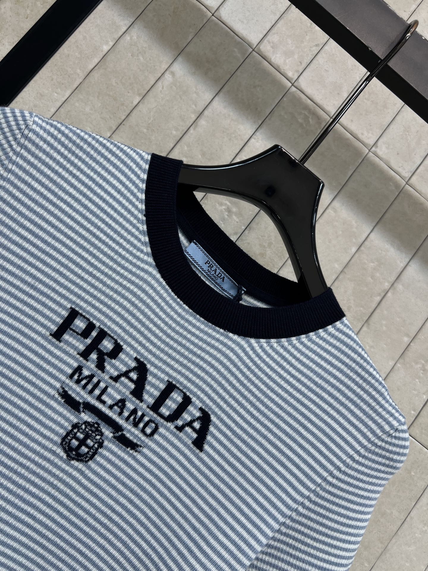 PD家 26春夏新款 条纹针织短袖 胸前品牌徽标 辨识度超高 针织羊毛面料弹性好 贴身舒适 圆领+撞色包