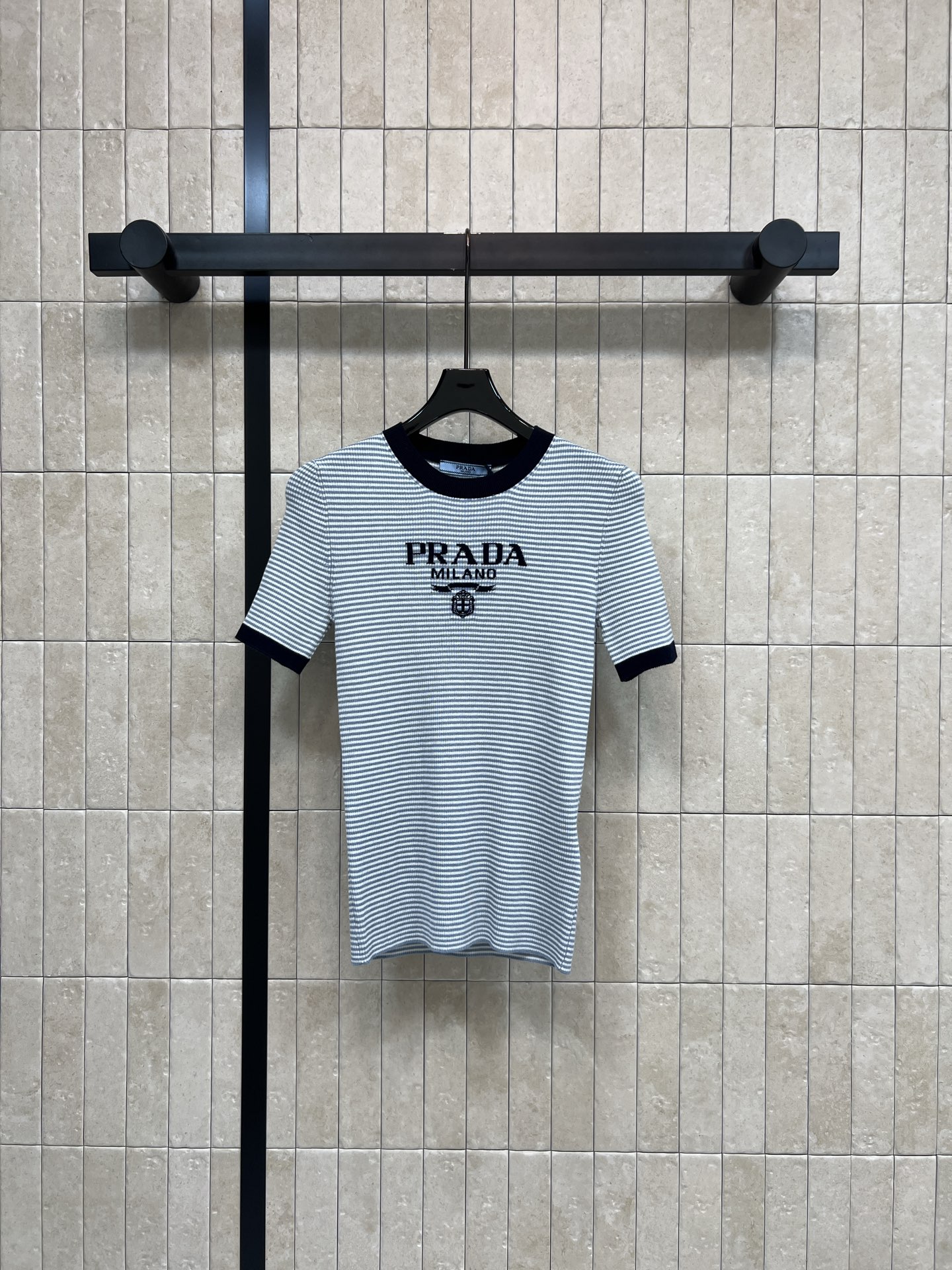 PD家 26春夏新款 条纹针织短袖 胸前品牌徽标 辨识度超高 针织羊毛面料弹性好 贴身舒适 圆领+撞色包