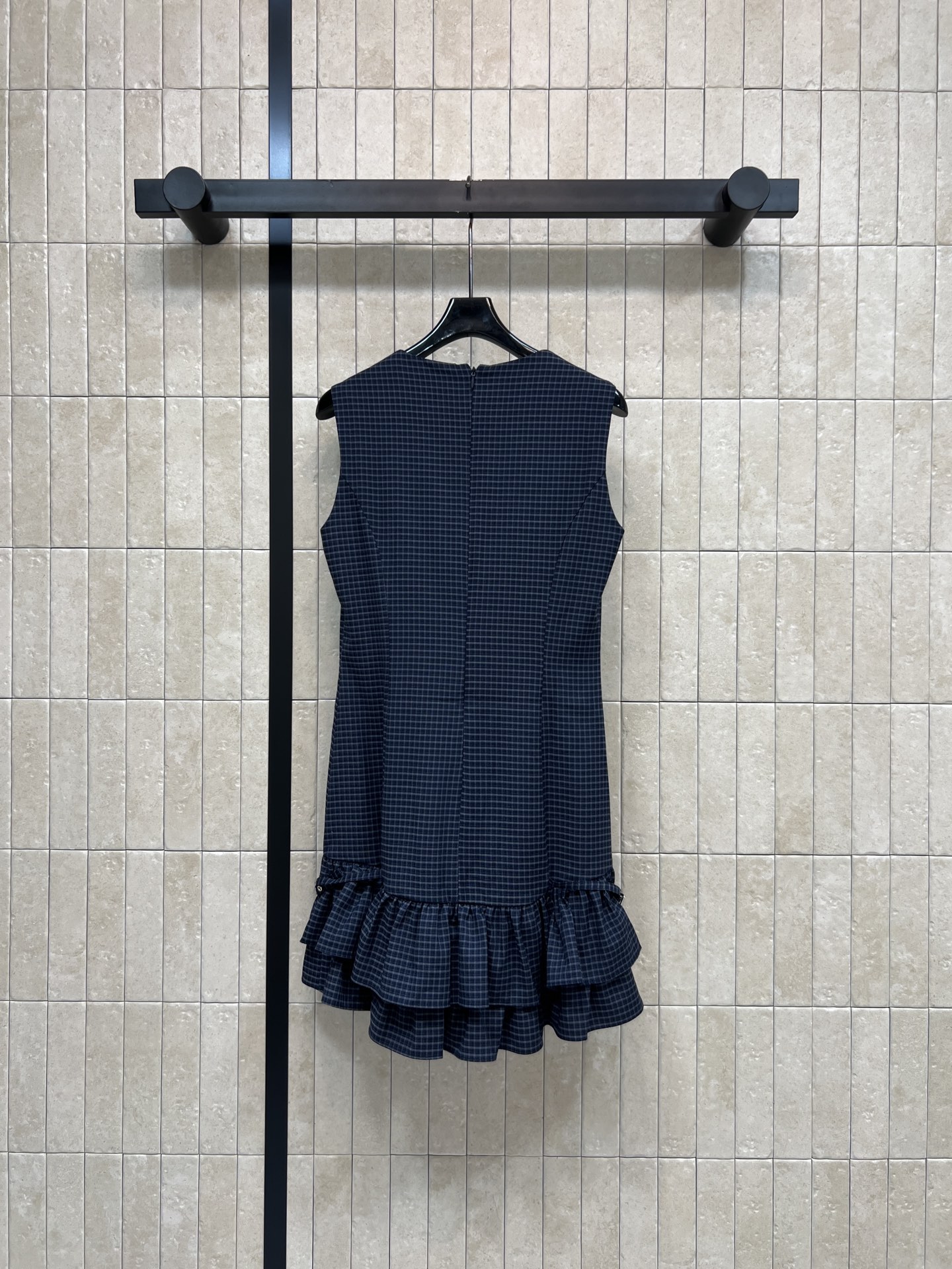 MiU家 26春夏新款 格纹无袖连衣裙 圆领无袖版型 纵向分割剪裁 精准收腰显瘦 下摆双层荷叶鱼尾褶皱+