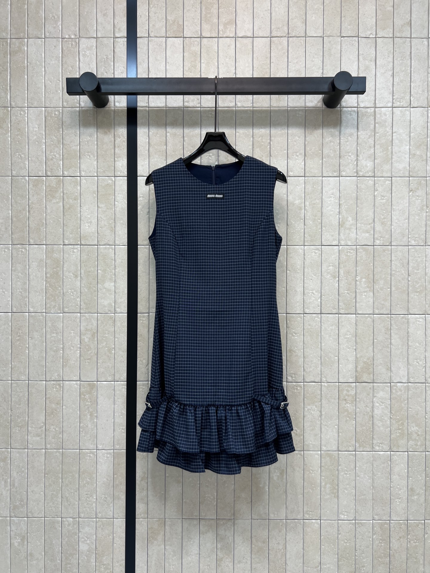 MiU家 26春夏新款 格纹无袖连衣裙 圆领无袖版型 纵向分割剪裁 精准收腰显瘦 下摆双层荷叶鱼尾褶皱+
