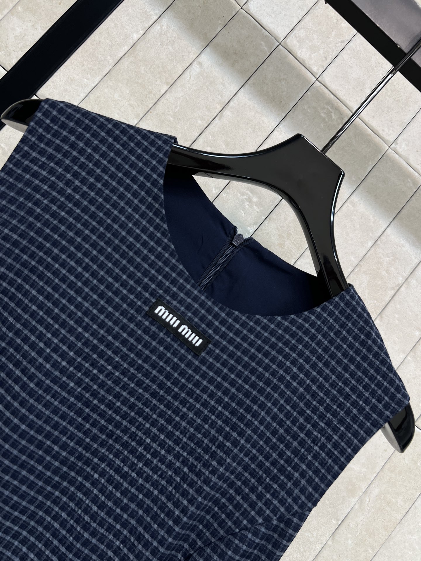 MiU家 26春夏新款 格纹无袖连衣裙 圆领无袖版型 纵向分割剪裁 精准收腰显瘦 下摆双层荷叶鱼尾褶皱+