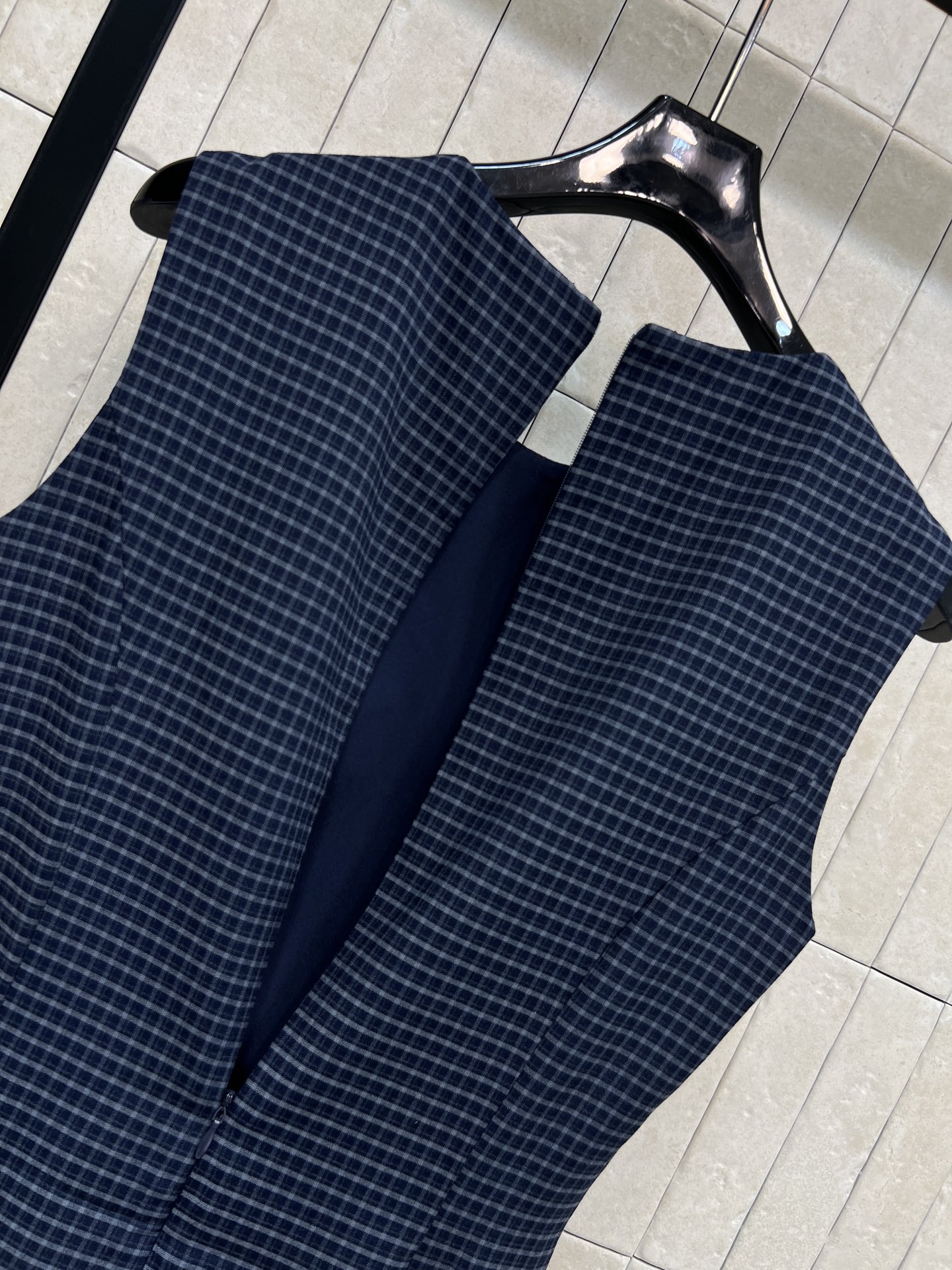 MiU家 26春夏新款 格纹无袖连衣裙 圆领无袖版型 纵向分割剪裁 精准收腰显瘦 下摆双层荷叶鱼尾褶皱+