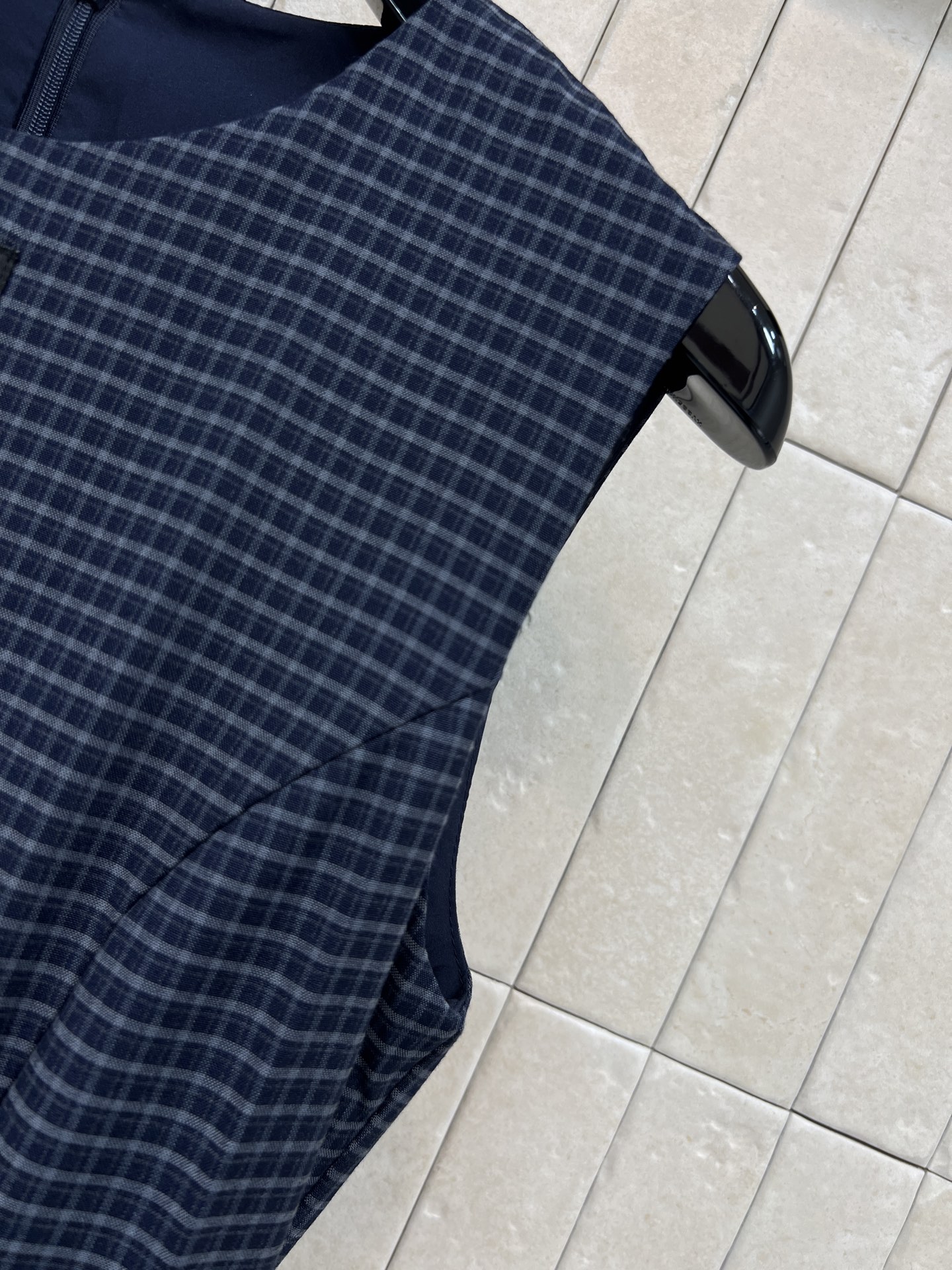 MiU家 26春夏新款 格纹无袖连衣裙 圆领无袖版型 纵向分割剪裁 精准收腰显瘦 下摆双层荷叶鱼尾褶皱+