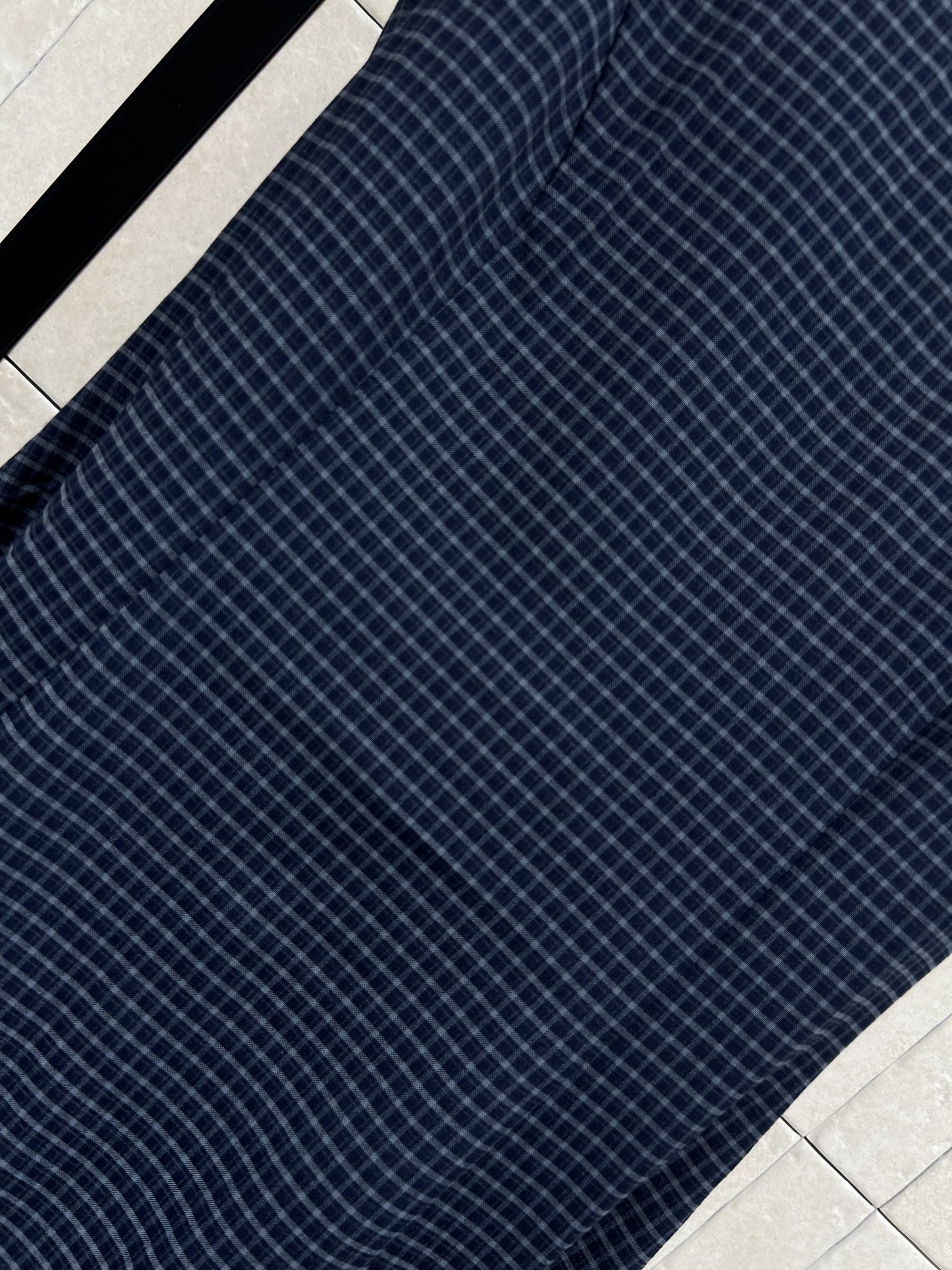 MiU家 26春夏新款 格纹无袖连衣裙 圆领无袖版型 纵向分割剪裁 精准收腰显瘦 下摆双层荷叶鱼尾褶皱+