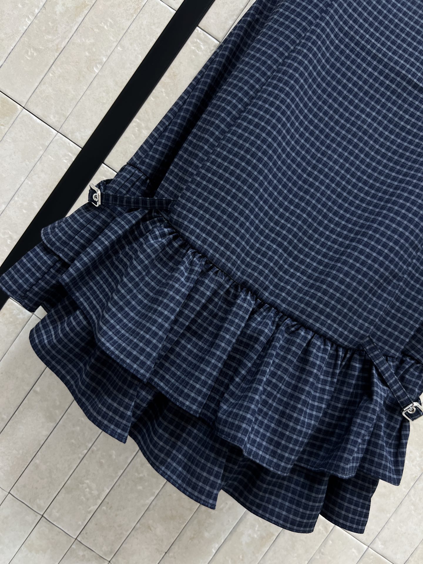 MiU家 26春夏新款 格纹无袖连衣裙 圆领无袖版型 纵向分割剪裁 精准收腰显瘦 下摆双层荷叶鱼尾褶皱+