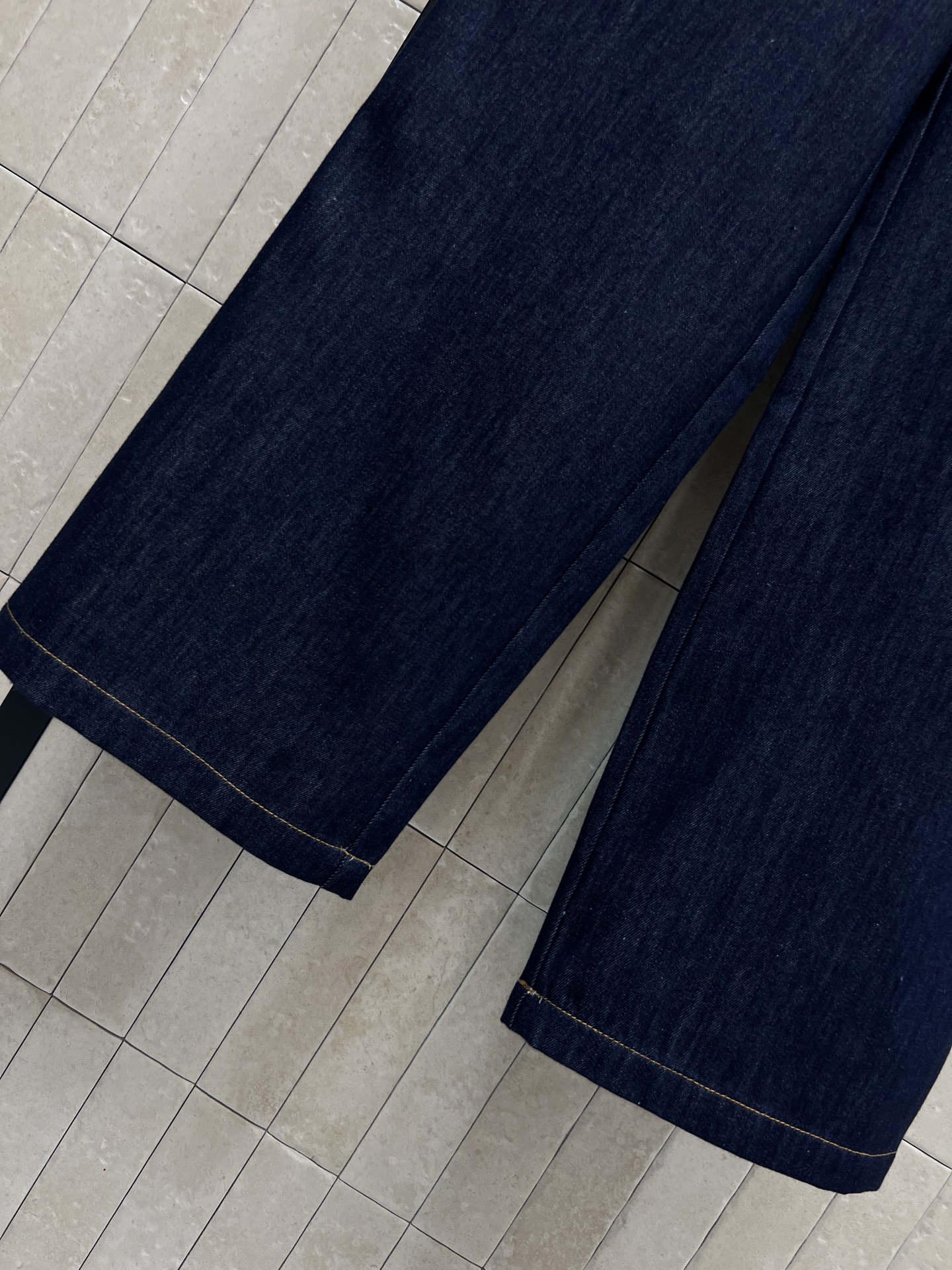 C家 26春夏新款 刺绣抽绳牛仔裤 纯棉面料柔软透气 高腰松紧+抽绳设计 显瘦又修饰腰线 宽松直筒裤型 