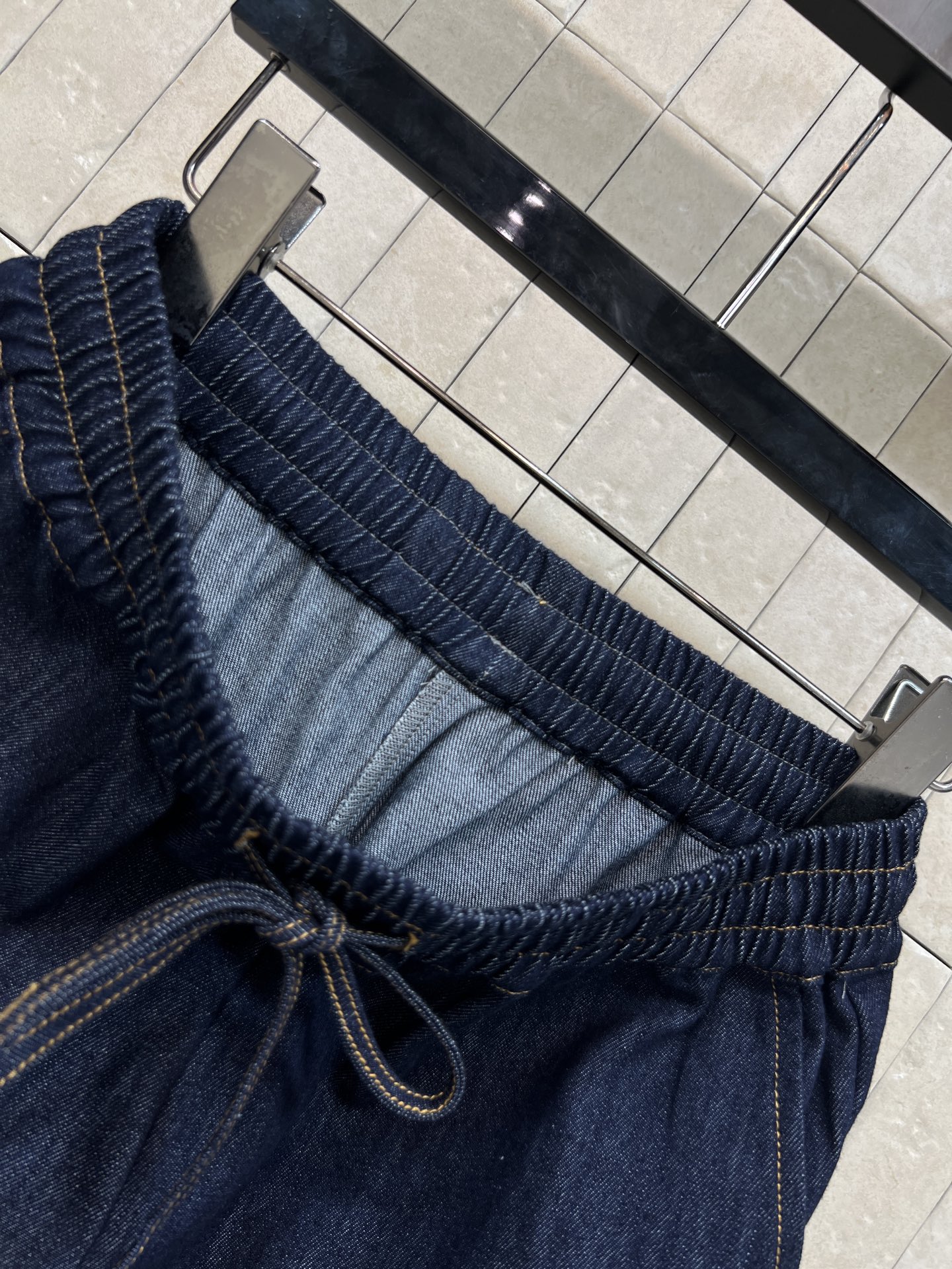 C家 26春夏新款 刺绣抽绳牛仔裤 纯棉面料柔软透气 高腰松紧+抽绳设计 显瘦又修饰腰线 宽松直筒裤型 