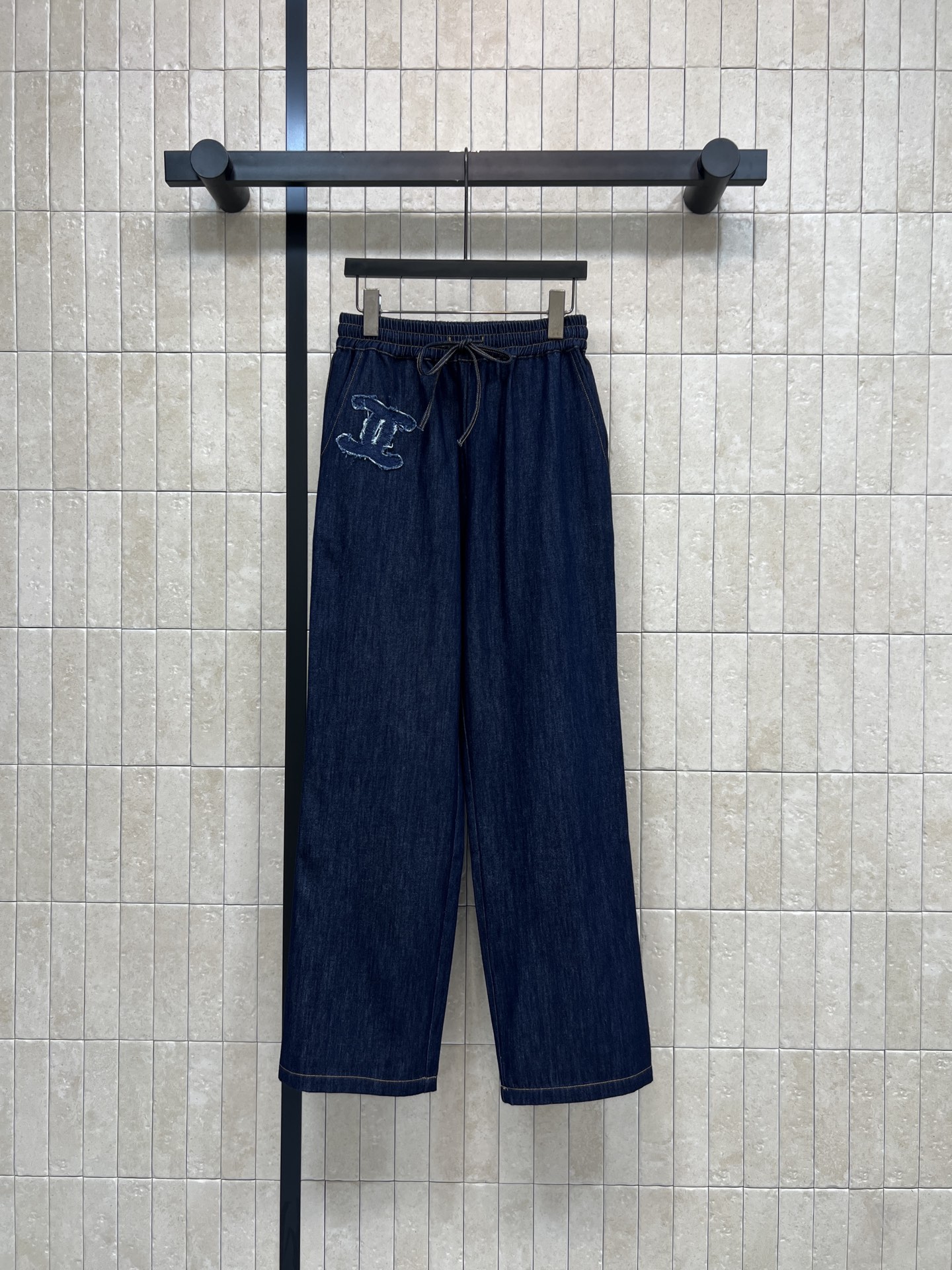 C家 26春夏新款 刺绣抽绳牛仔裤 纯棉面料柔软透气 高腰松紧+抽绳设计 显瘦又修饰腰线 宽松直筒裤型 