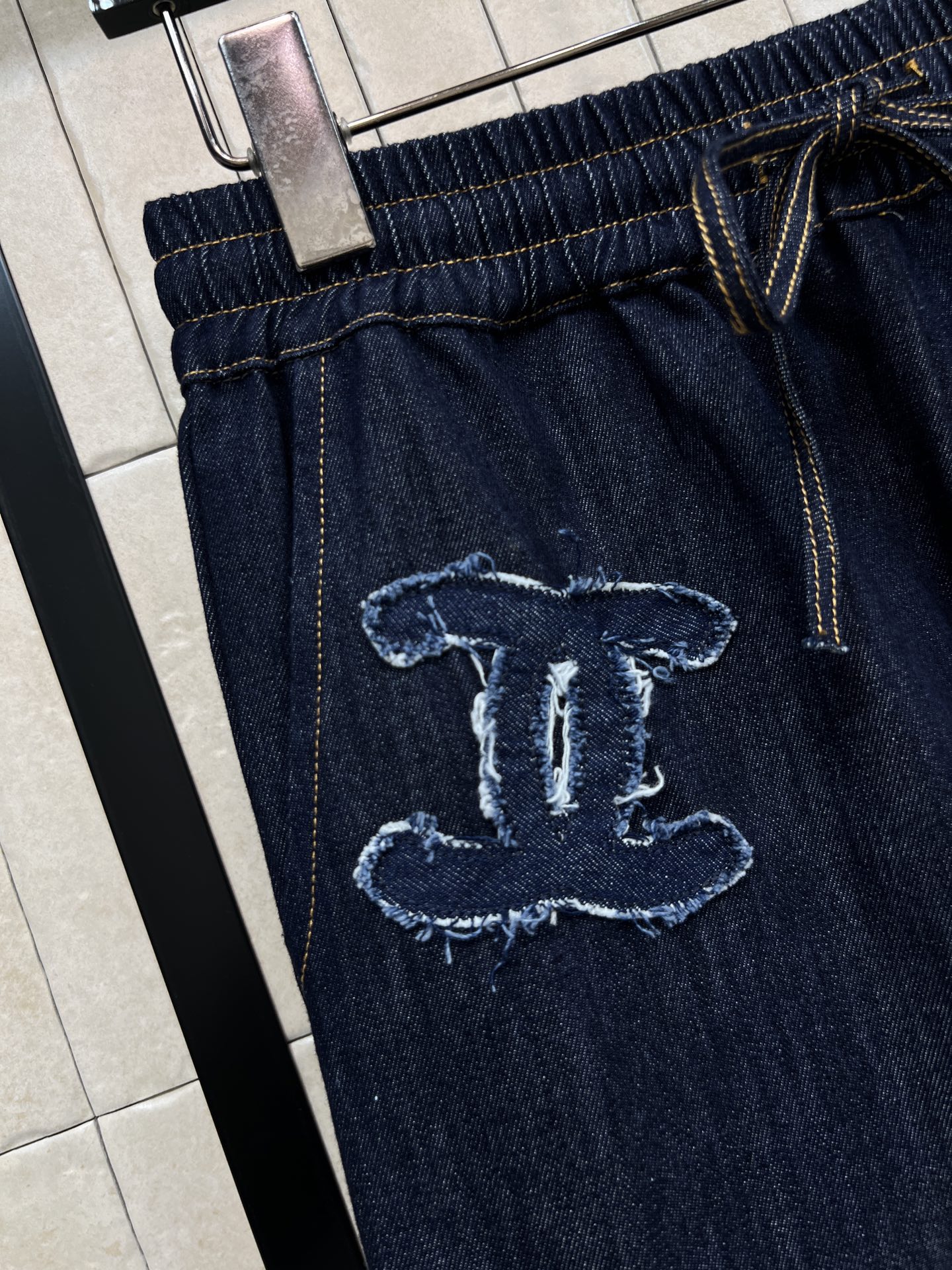 C家 26春夏新款 刺绣抽绳牛仔裤 纯棉面料柔软透气 高腰松紧+抽绳设计 显瘦又修饰腰线 宽松直筒裤型 