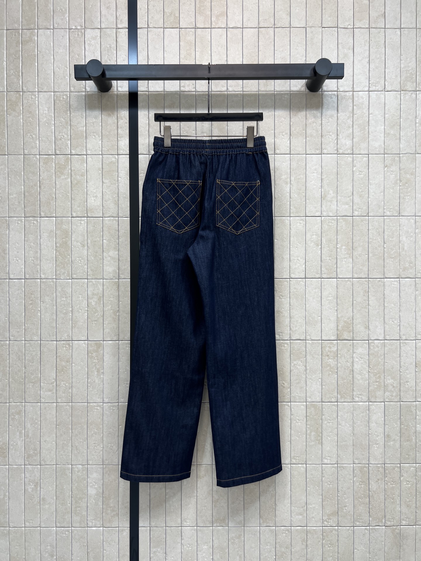 C家 26春夏新款 刺绣抽绳牛仔裤 纯棉面料柔软透气 高腰松紧+抽绳设计 显瘦又修饰腰线 宽松直筒裤型 