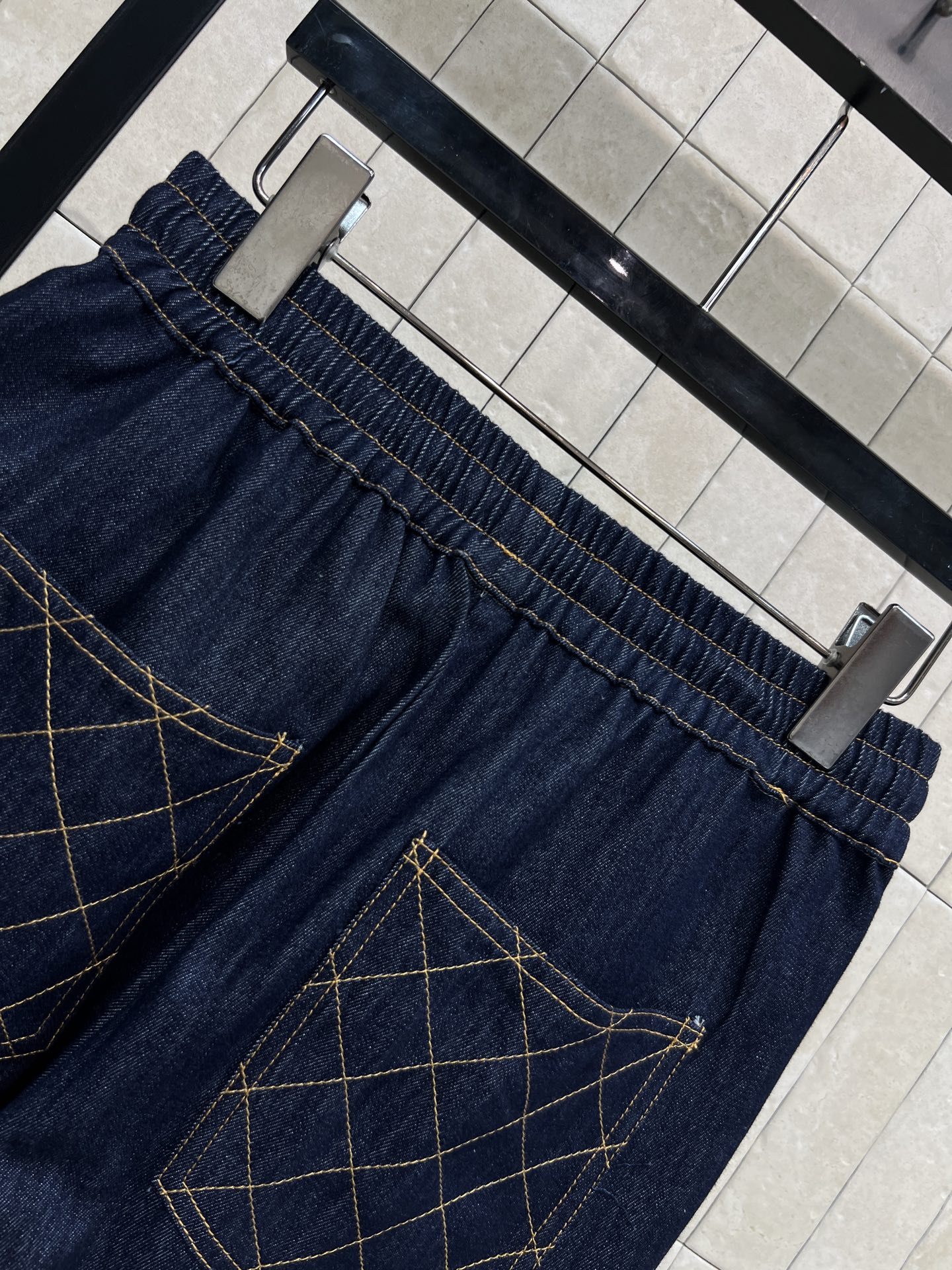 C家 26春夏新款 刺绣抽绳牛仔裤 纯棉面料柔软透气 高腰松紧+抽绳设计 显瘦又修饰腰线 宽松直筒裤型 