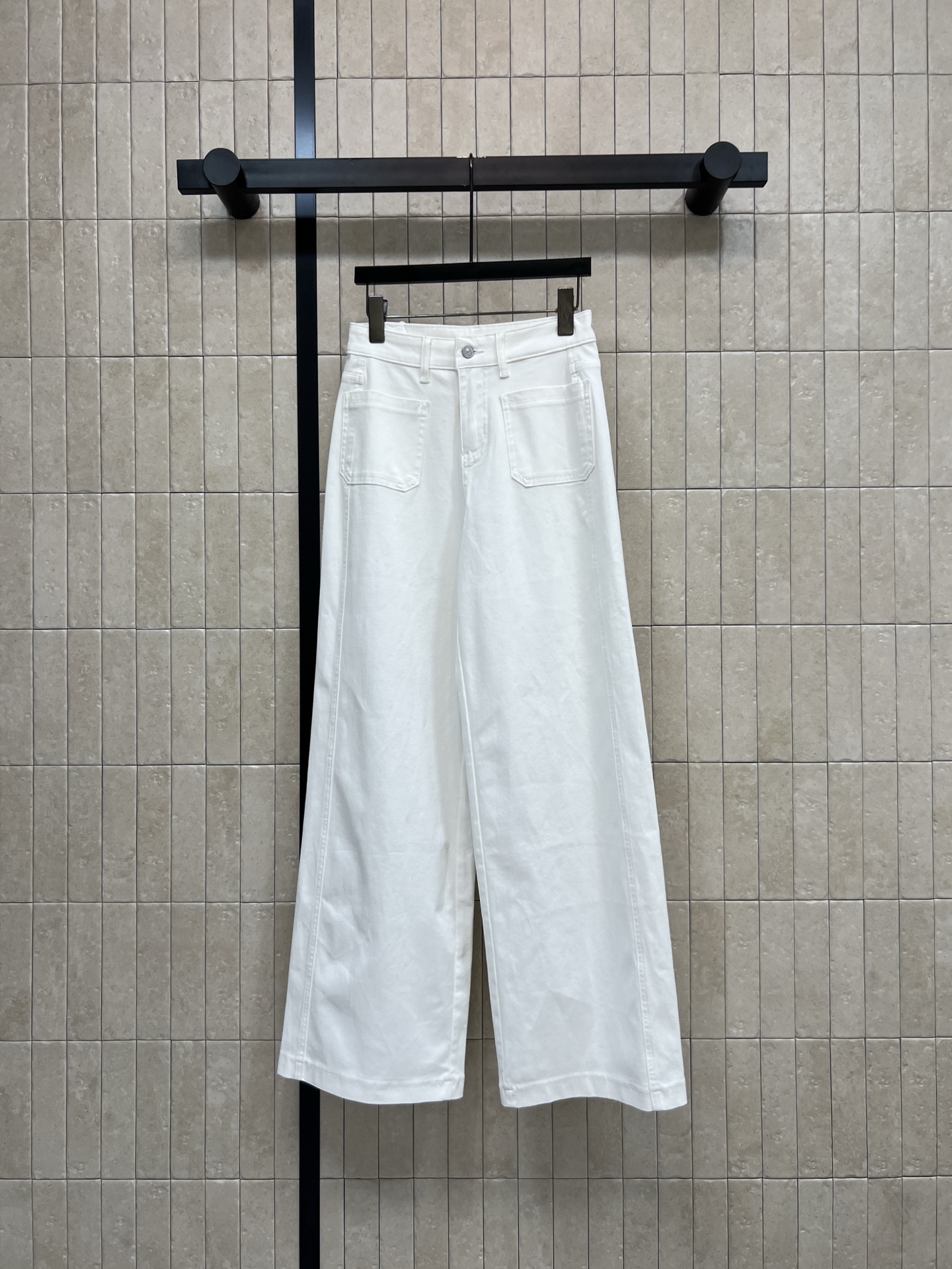 D家 26春夏新款 白色高腰阔腿裤 高腰收腹+立体中线阔腿版型 经典双口袋设计 实用又修饰臀型 棉质牛仔