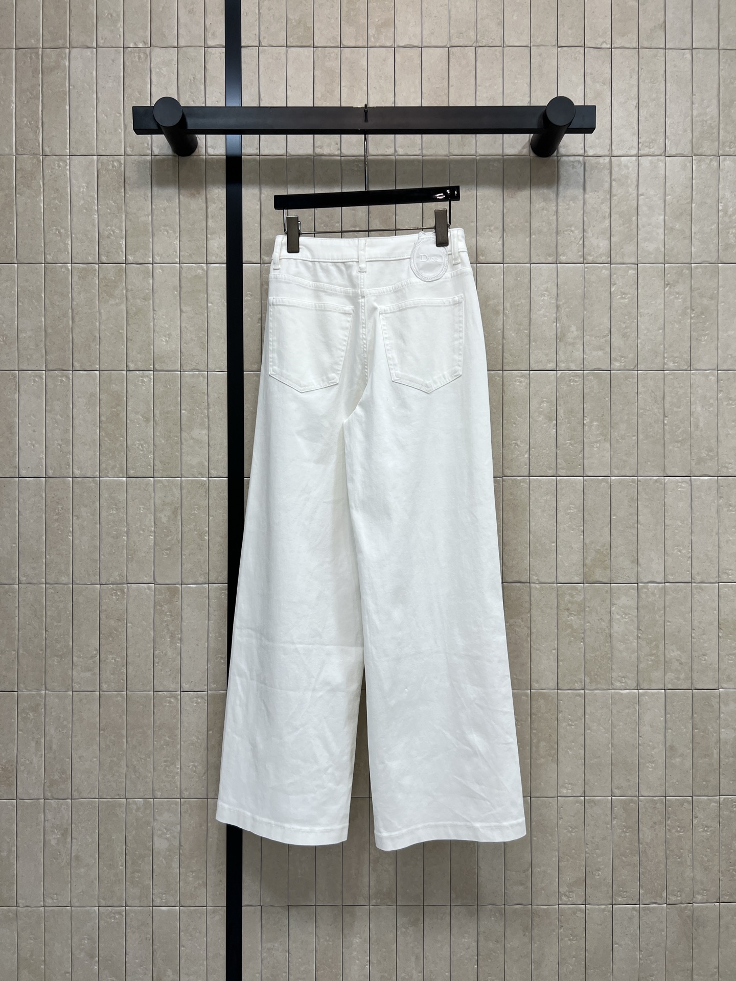 D家 26春夏新款 白色高腰阔腿裤 高腰收腹+立体中线阔腿版型 经典双口袋设计 实用又修饰臀型 棉质牛仔