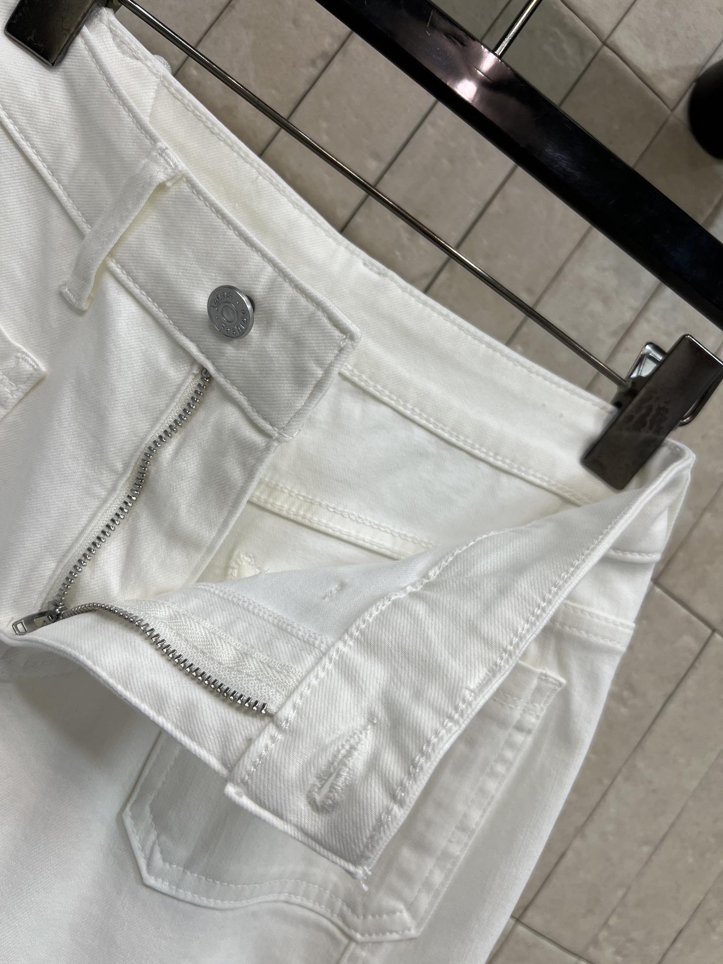 D家 26春夏新款 白色高腰阔腿裤 高腰收腹+立体中线阔腿版型 经典双口袋设计 实用又修饰臀型 棉质牛仔