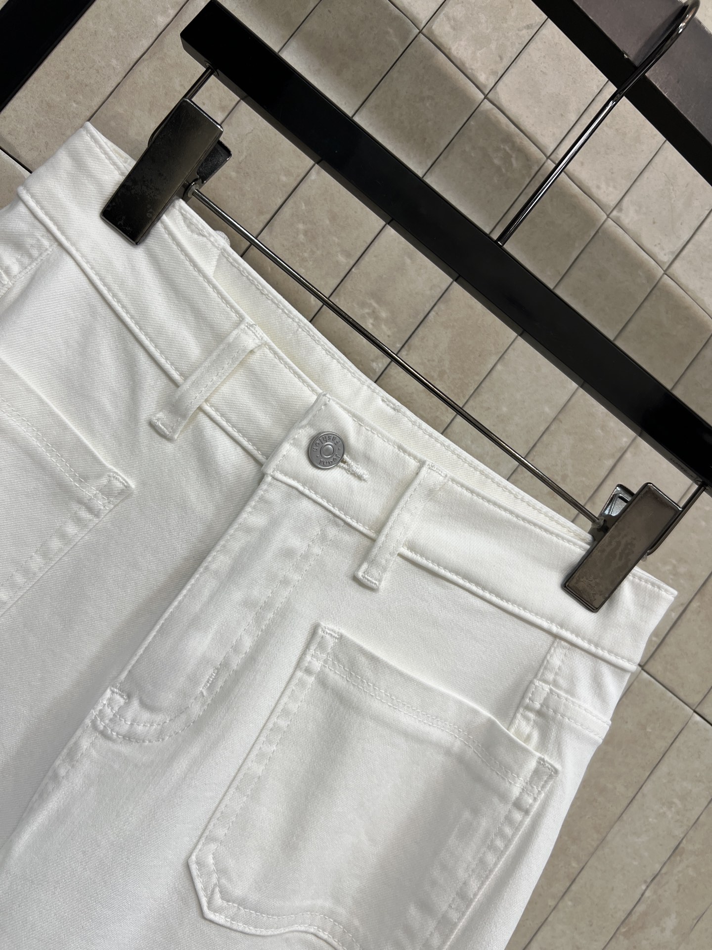 D家 26春夏新款 白色高腰阔腿裤 高腰收腹+立体中线阔腿版型 经典双口袋设计 实用又修饰臀型 棉质牛仔